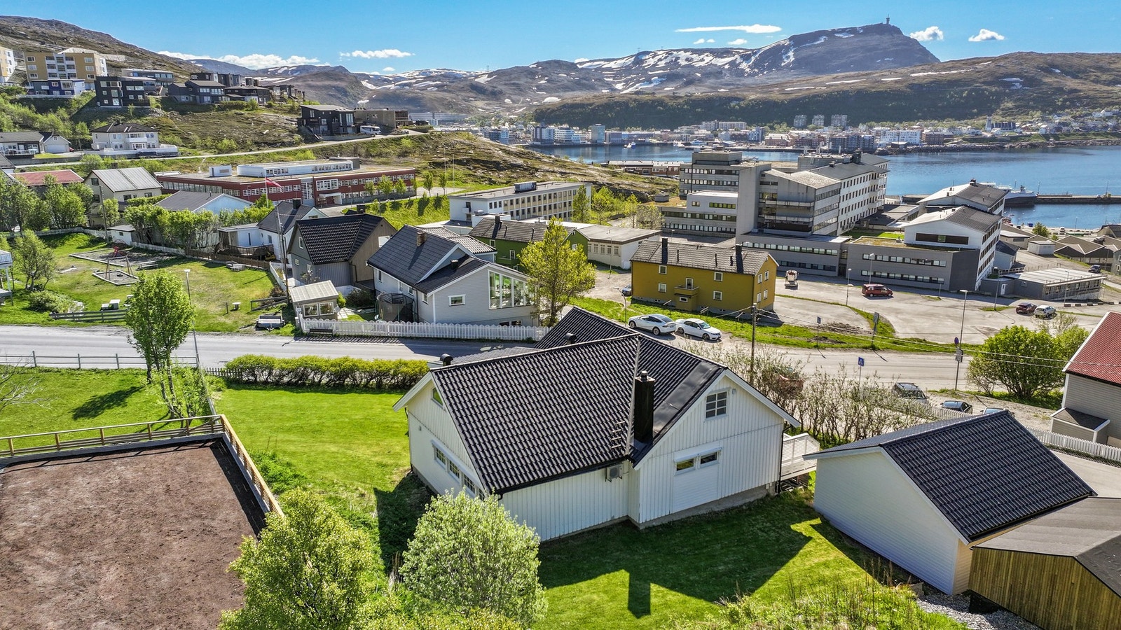 En praktisk og innbydende enebolig fordelt over tre plan. Galleribilde