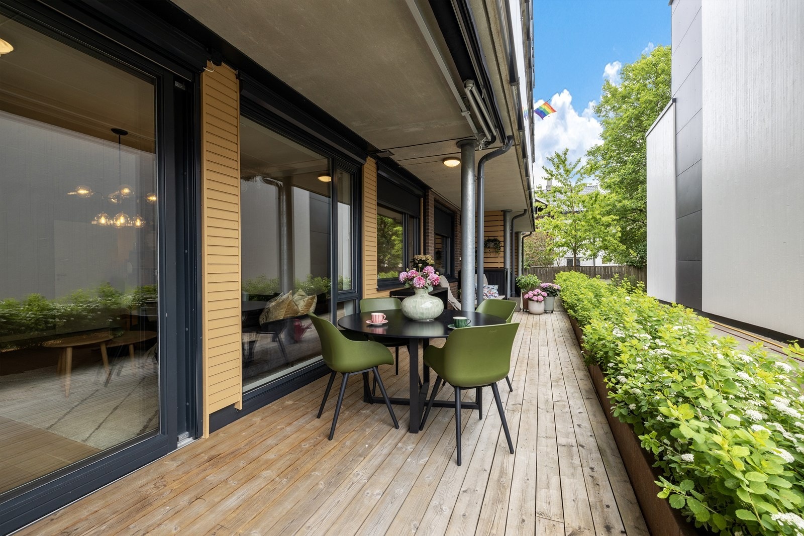 Fra stuen er det utgang til en romslig skjermet terrasse på 28 m² via en skyvedør i tre. Galleribilde