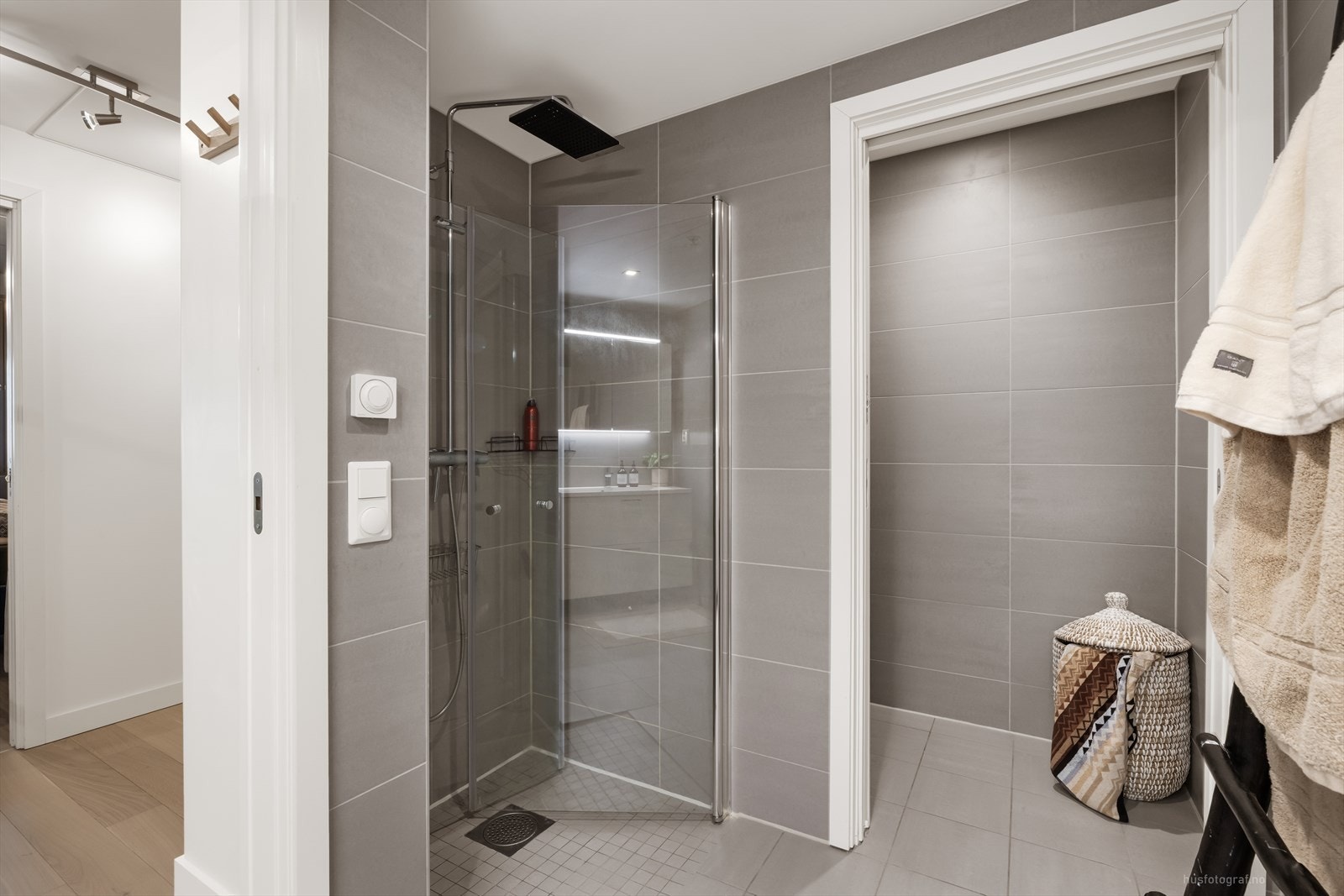 Også dette badet har dusjhjørne med glassvegger og vannbåren gulvvarme. Galleribilde