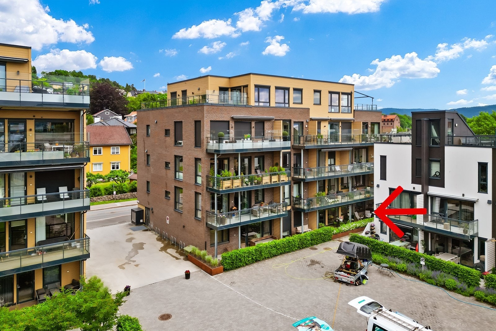 Leiligheten ligger i bygningens første etasje, med enkel adkomst via felles inngangsparti med heis. Galleribilde