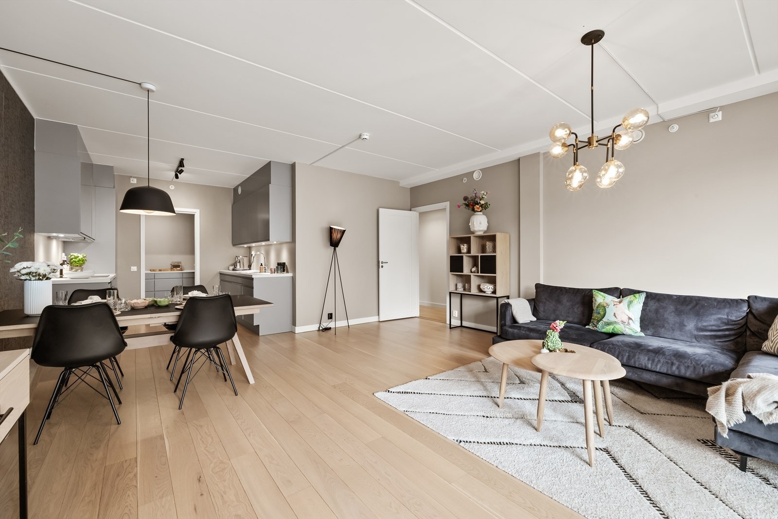 Den åpne løsningen mellom stue og kjøkken gir god plass til både sofagruppe og spisebord. Galleribilde
