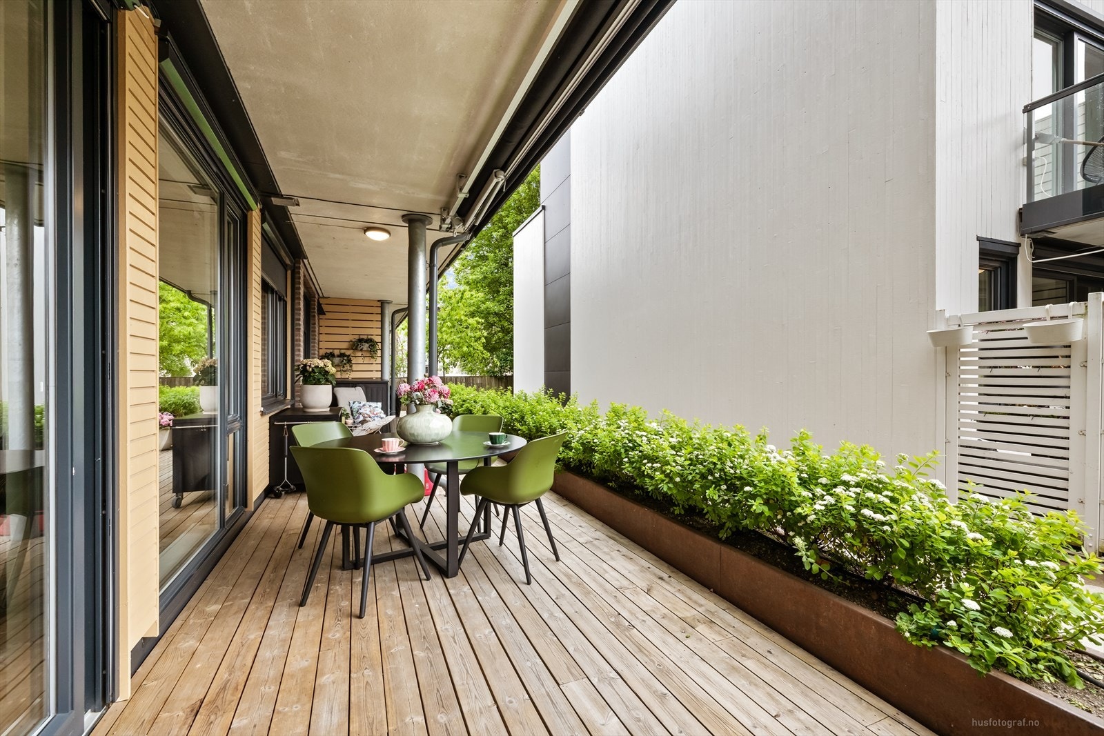 God plass til både sittegruppe og beplantning på den private uteplassen. Galleribilde