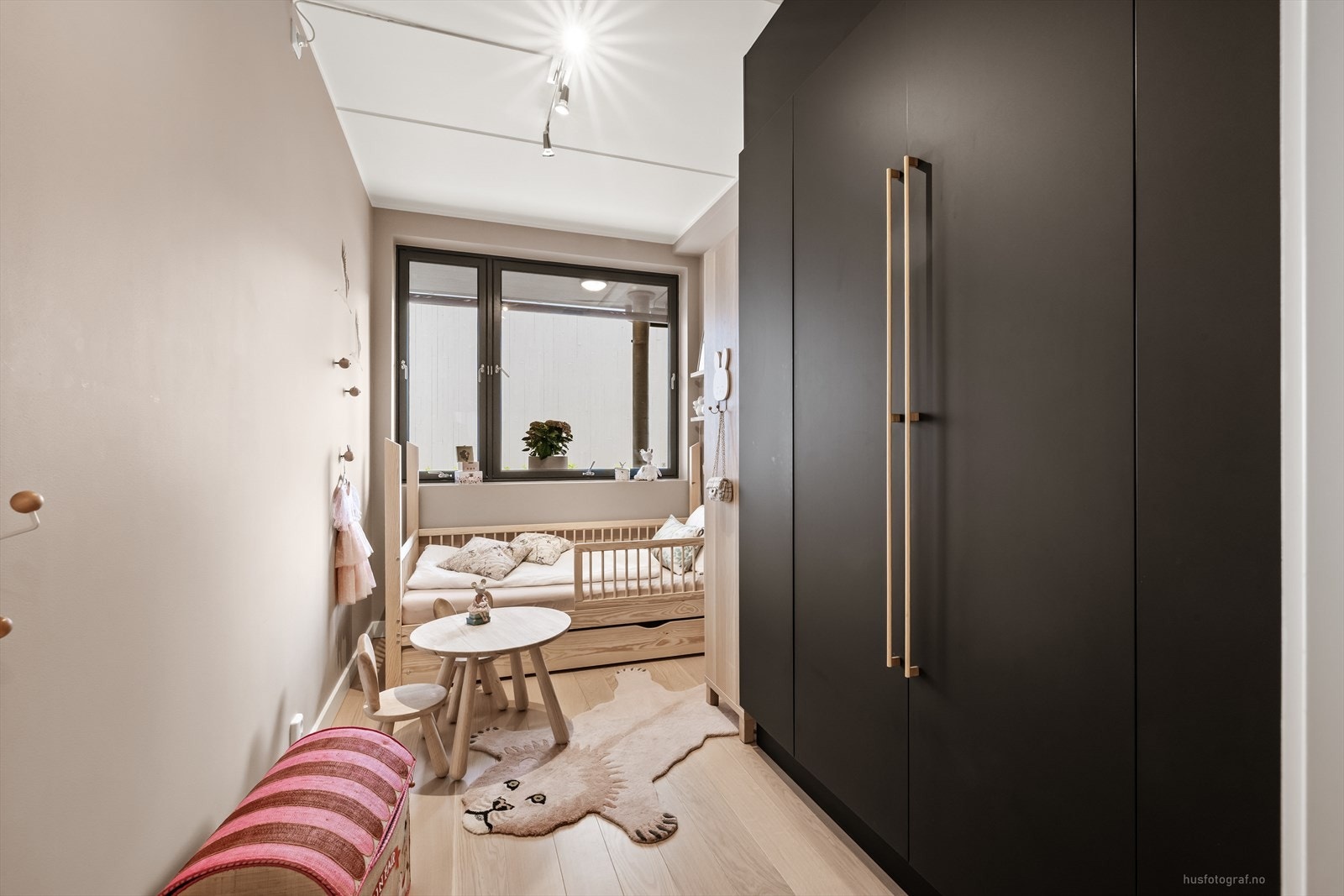 Soverom 2 med bredde på over 215cm, så det fint er plass til en ordinær seng. Brukes i dag som et koselig barnerom med god skapplass. Galleribilde