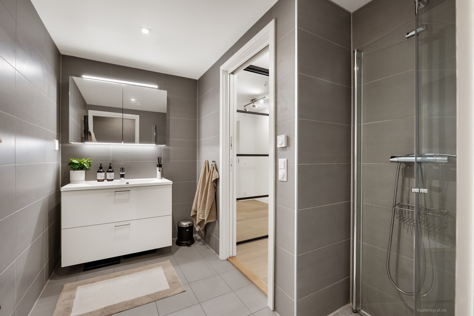 Det andre badet er også helfliset, med innredning med nedfelt servant og downlights i taket. Galleribilde
