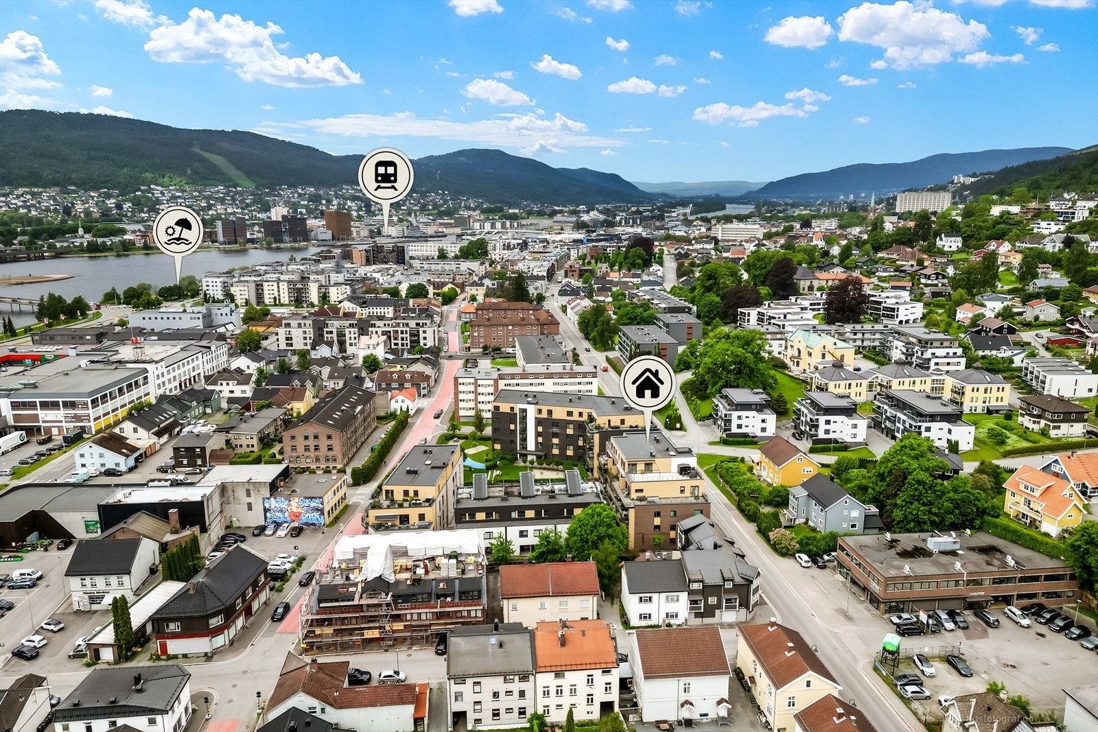 Beliggenheten gir enkel tilgang til Drammenselva og byens mange fasiliteter. Galleribilde