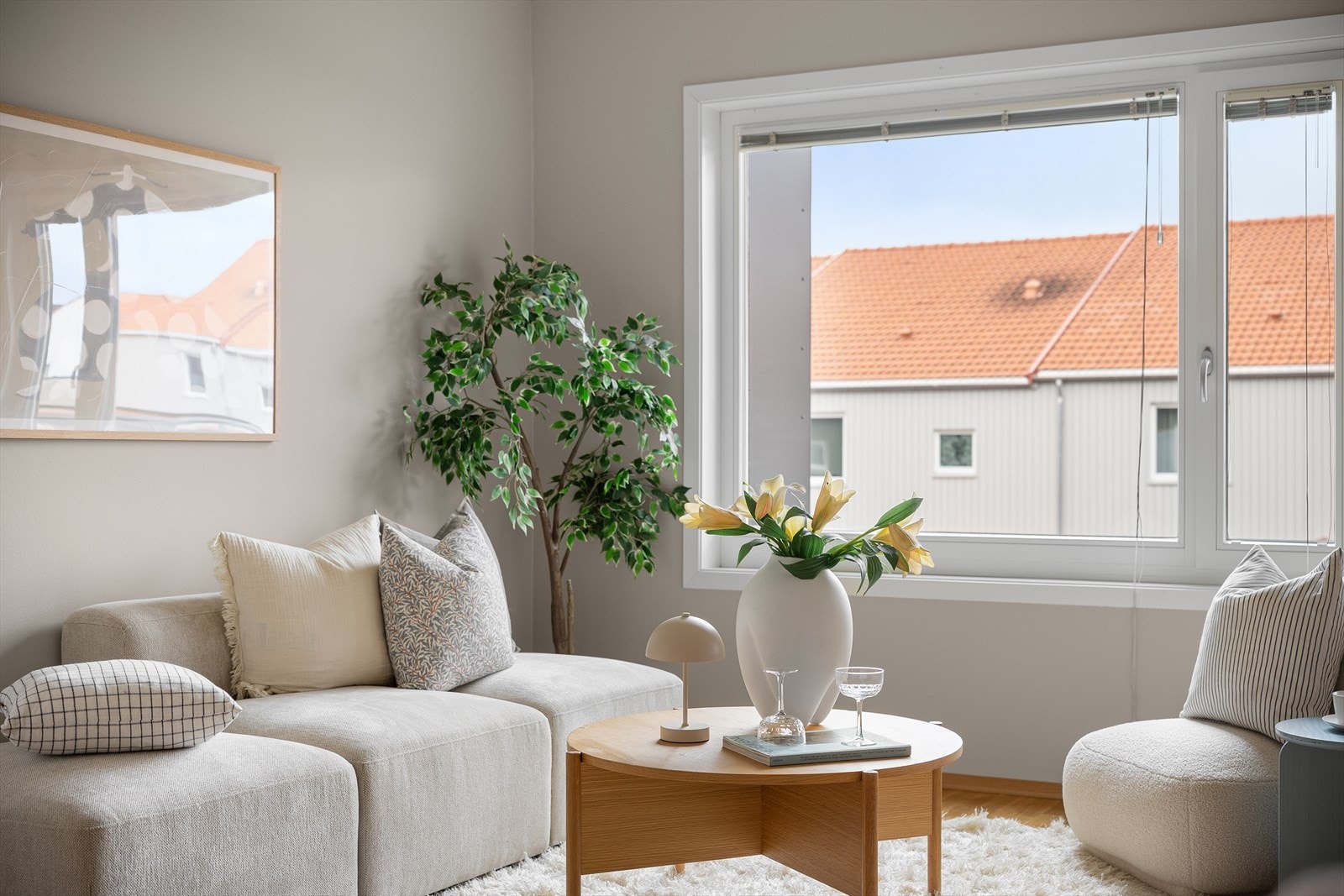 En herlig stue med mye naturlig lys via store vinduer. Direkte utg. til romslig balkong med takoverbygg og lunt tredekke. Optimal løsning for møblering med plassering av kjøkken. Galleribilde