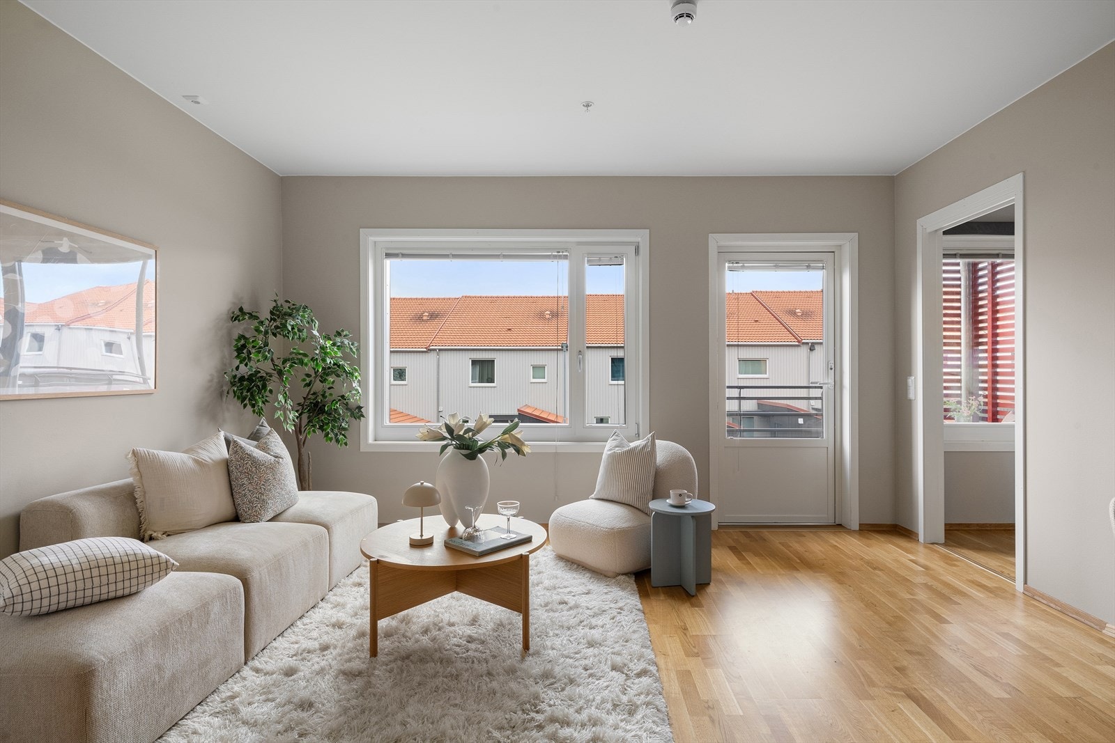 Delikat malt opp. En herlig stue med mye naturlig lys via store vinduer. Direkte utg. til romslig balkong med takoverbygg og lunt tredekke. Optimal løsning for møblering med plassering av kjøkken. Galleribilde