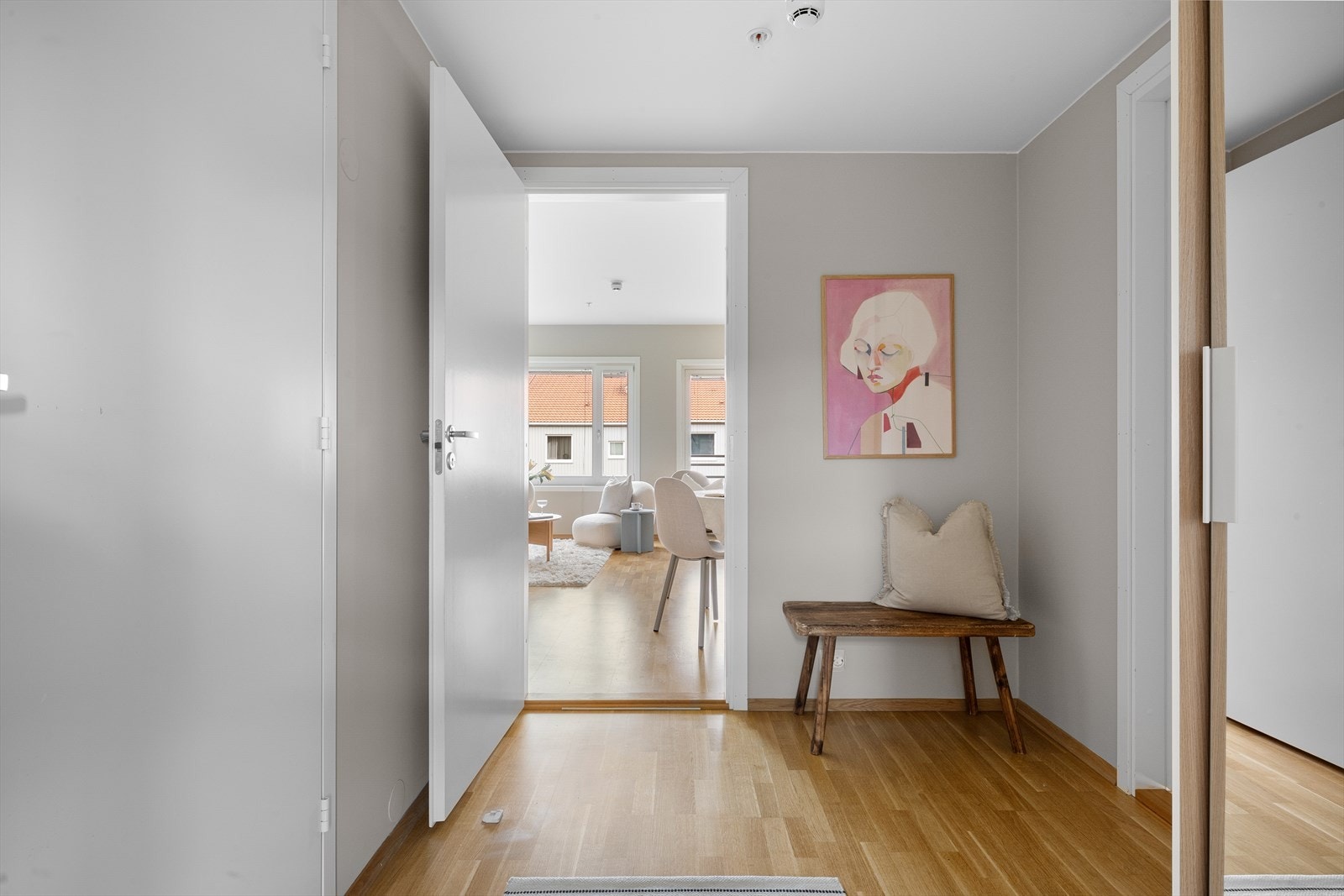 God gang med plass til både skap og kommode. Skyvedører med speil for god romfølelse og sjekk av antrekket. Galleribilde