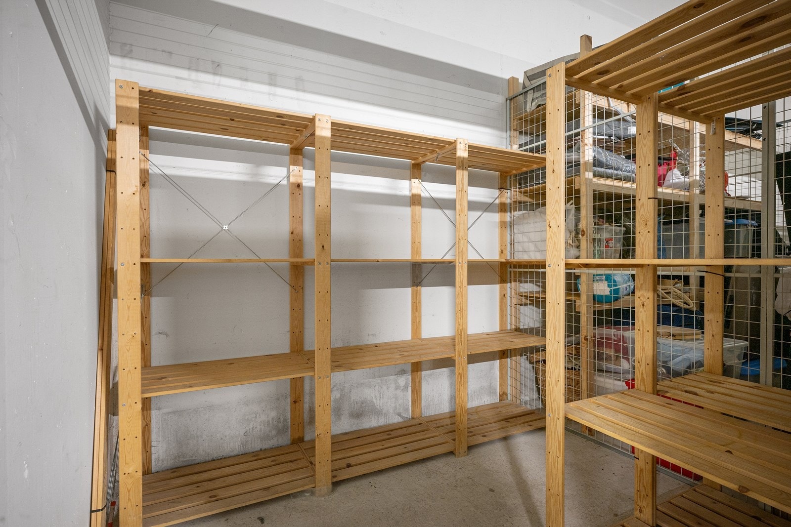 Romslig og god bod bak parkeringen, i tillegg til bod i leiligheten. Galleribilde