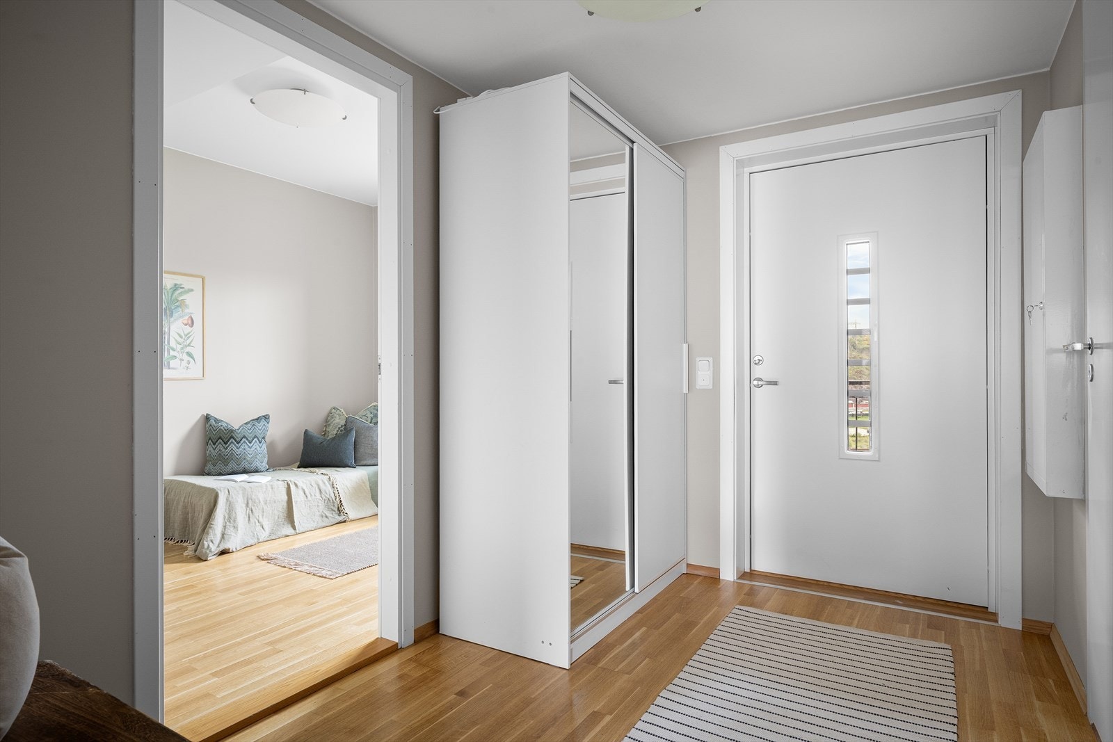 God gang med plass til både skap og kommode. Skyvedører med speil for god romfølelse og sjekk av antrekket. Lysinnslipp i døren. Galleribilde