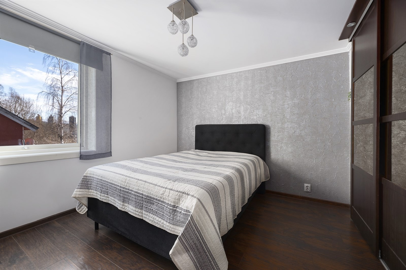 Rommet har plass til dobbelseng og er utstyrt med skyvedørsgarderobe for effektiv oppbevaring. Galleribilde
