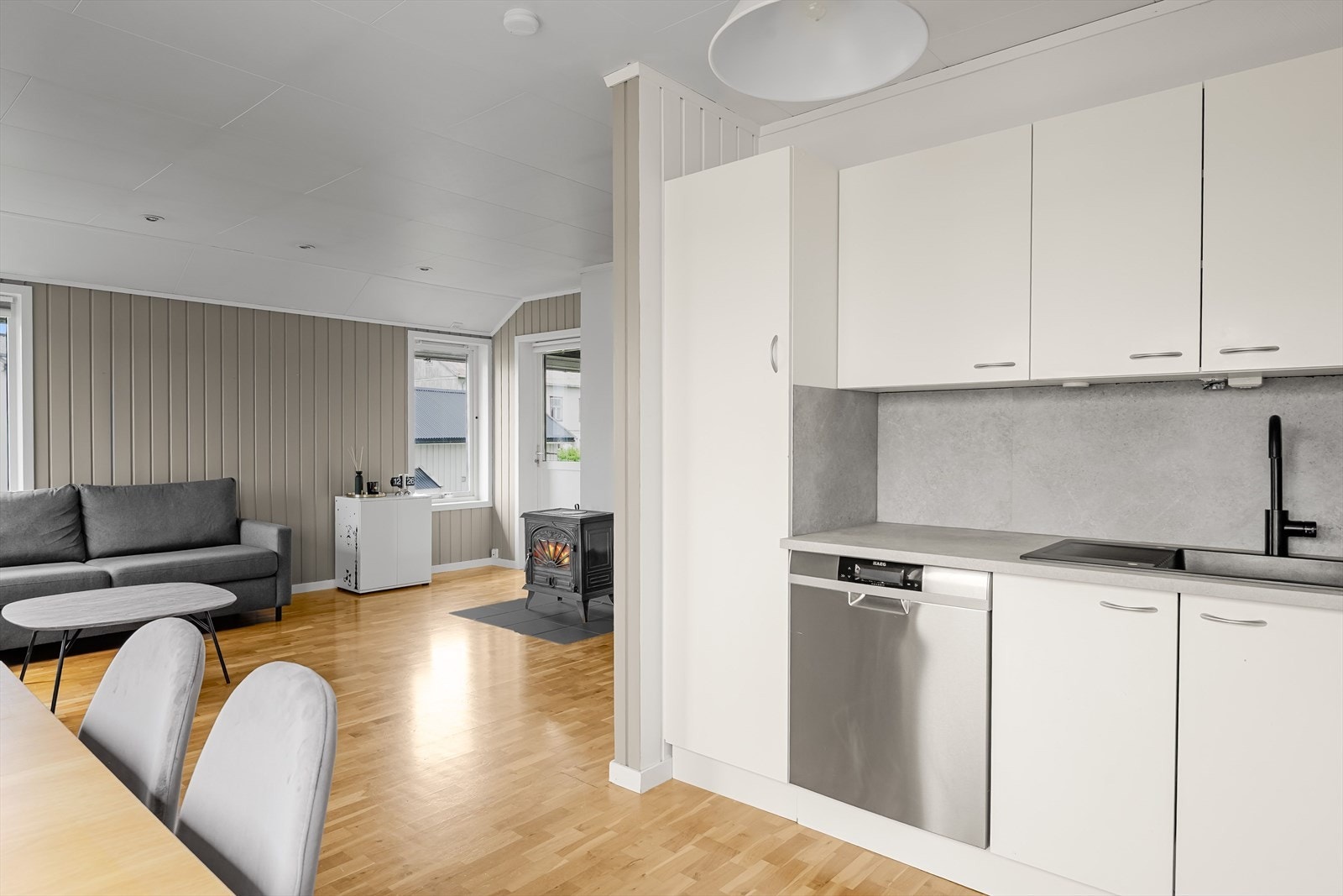 Ved vinduet er det plass til spisebord. Galleribilde