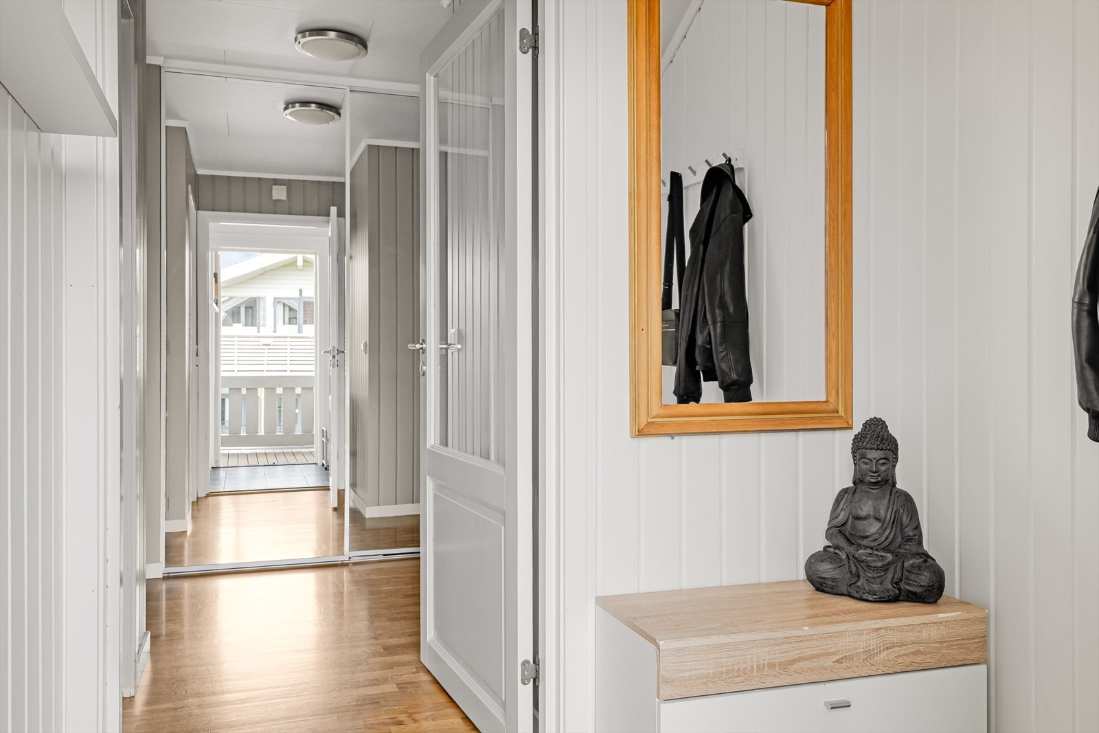 Entre og gang med skyvedørsgarderobe og god plass til oppbevaring og sko og yttertøy. Galleribilde