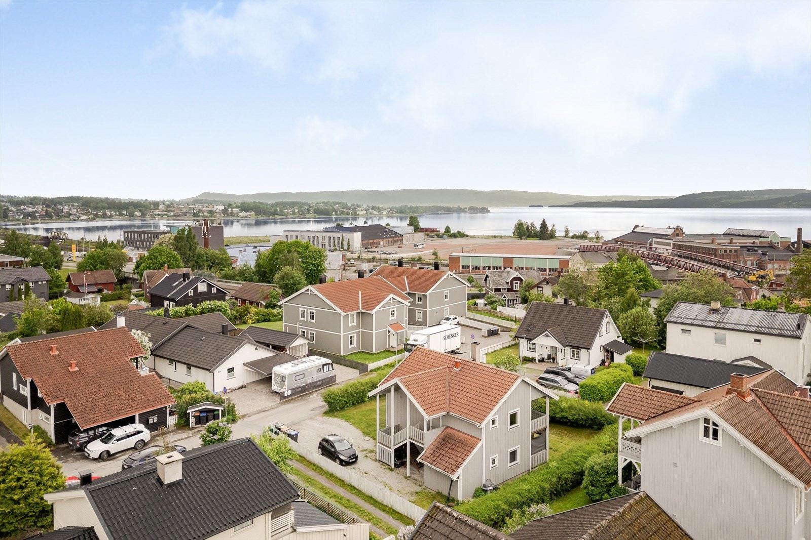 Det er kort vei til sentrum med butikker og spisesteder, samt jernbanestasjon noe som gjør dette til en praktisk pendlerbolig. Galleribilde