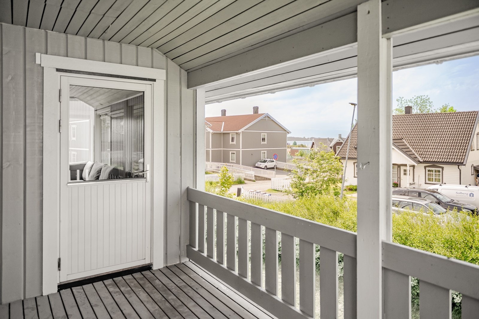 Balkongen vender mot vest og har plass til utemøbler, grill og annet ønskeloig. Galleribilde