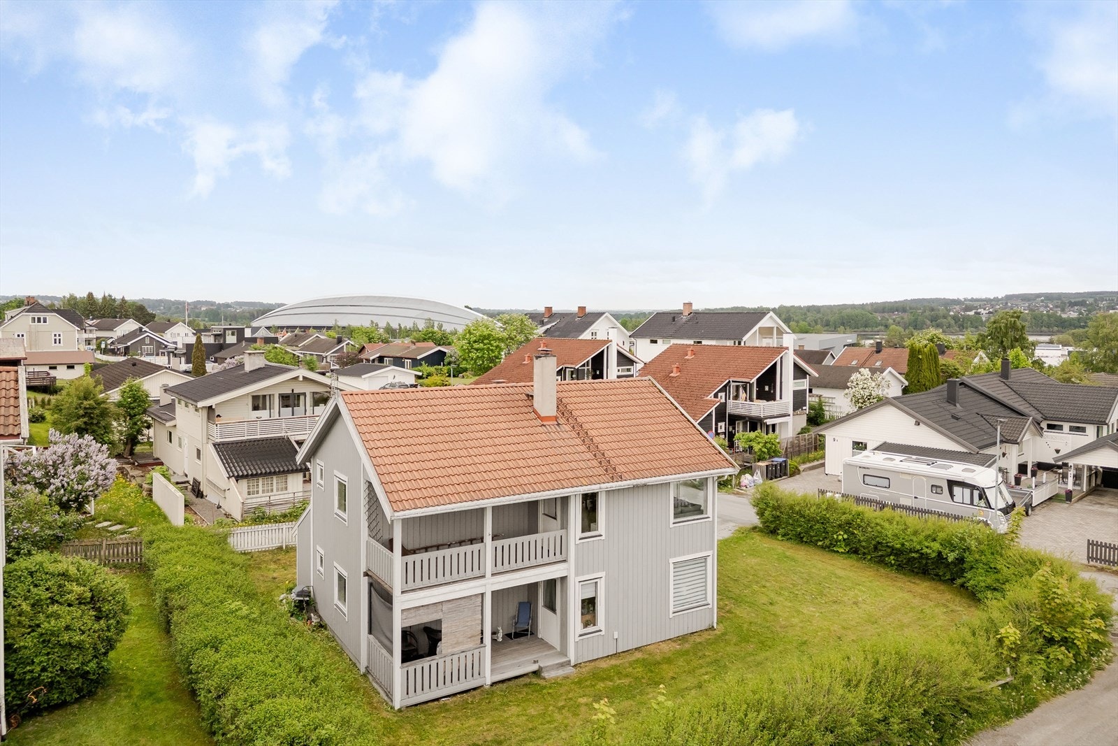 Leiligheten ligger i 2. etasje i denne tomannsboligen i Briskebyen. Galleribilde