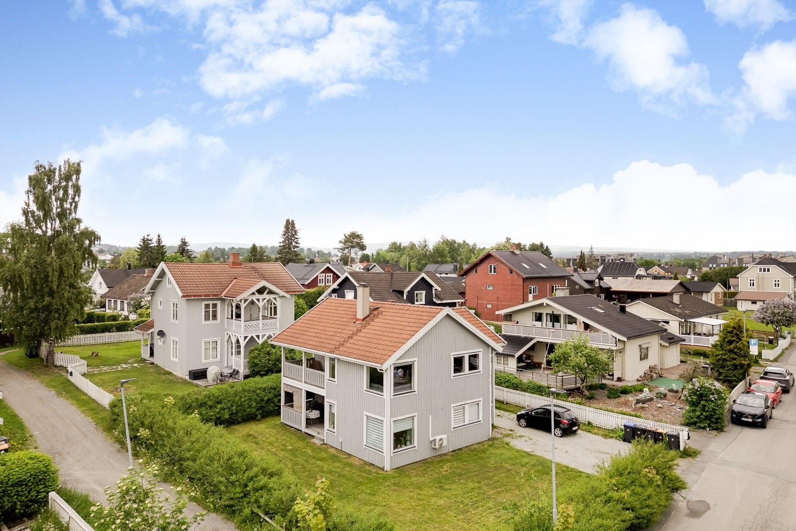 Eiendommen har hjørnetomt og deler innkjøring og hage med naboleiligheten. Galleribilde