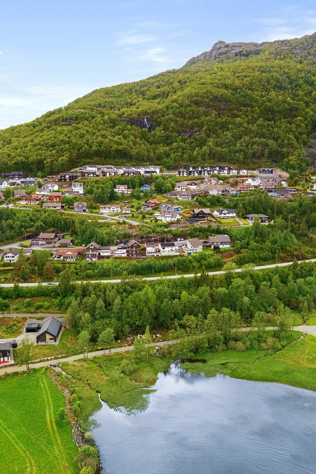 Leiligheten har naturskjønn beliggenhet med utsikt over Svelavatnet. Galleribilde