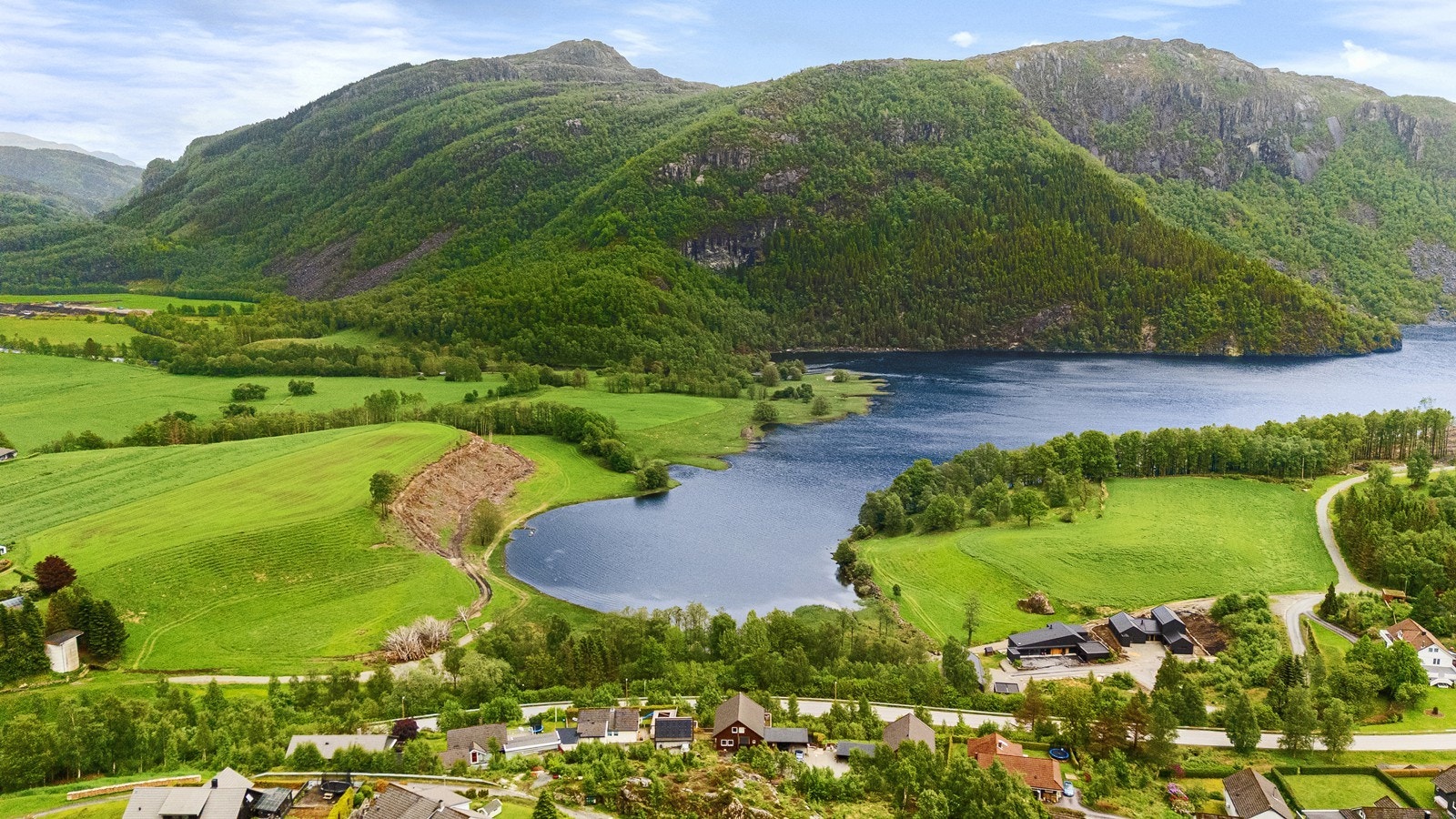 Vikeså - en naturskjønn bygd omgitt av fjell, vann og flott natur. Galleribilde