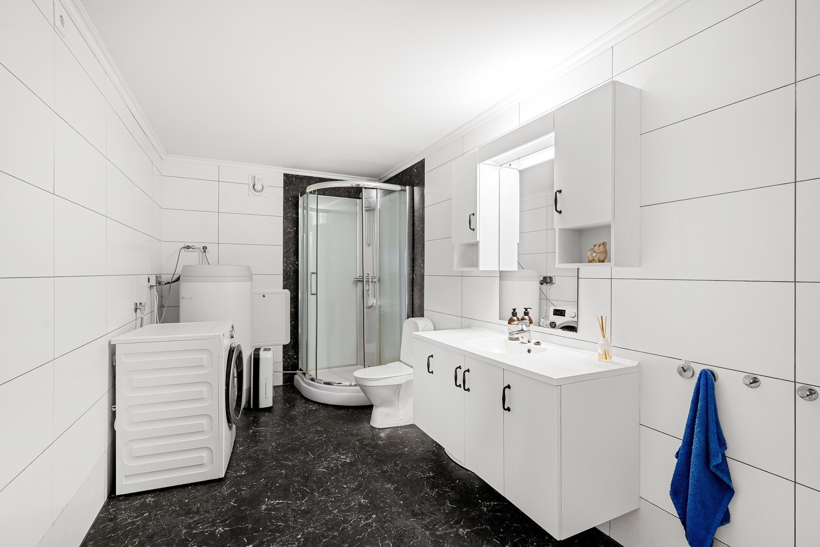 Badet fremstår praktisk og funksjonelt med alt du trenger i hverdagen. Galleribilde