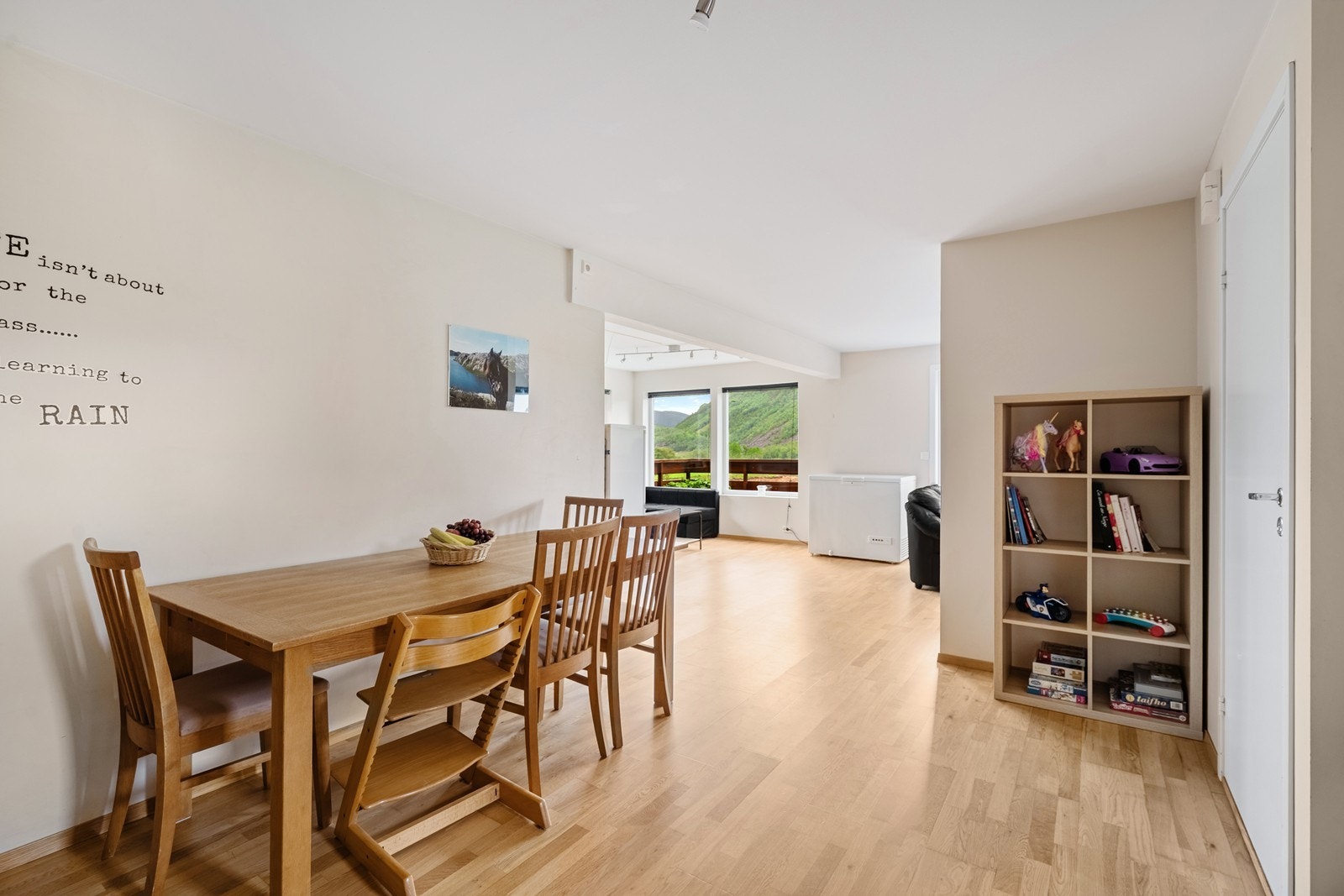 Det er god plass til kjøkkenbord like ved - perfekt for hverdagsmåltider. Galleribilde