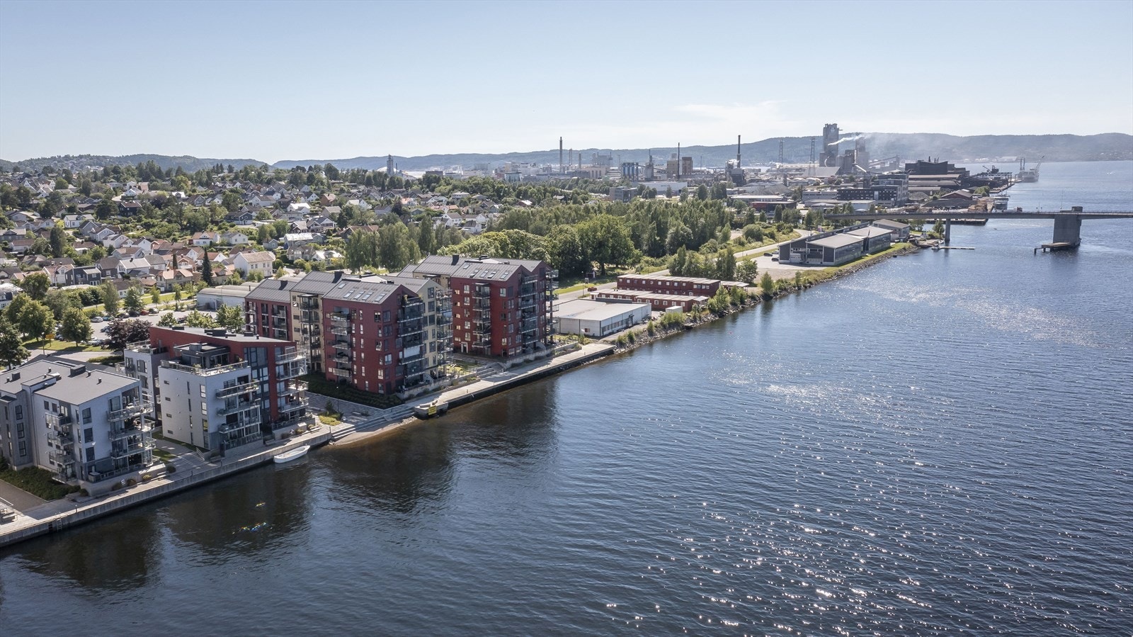 Nærhet til fine tur- og rekreasjonsområder, som gang- og sykkelstien rundt Gunnekleivfjorden. Galleribilde