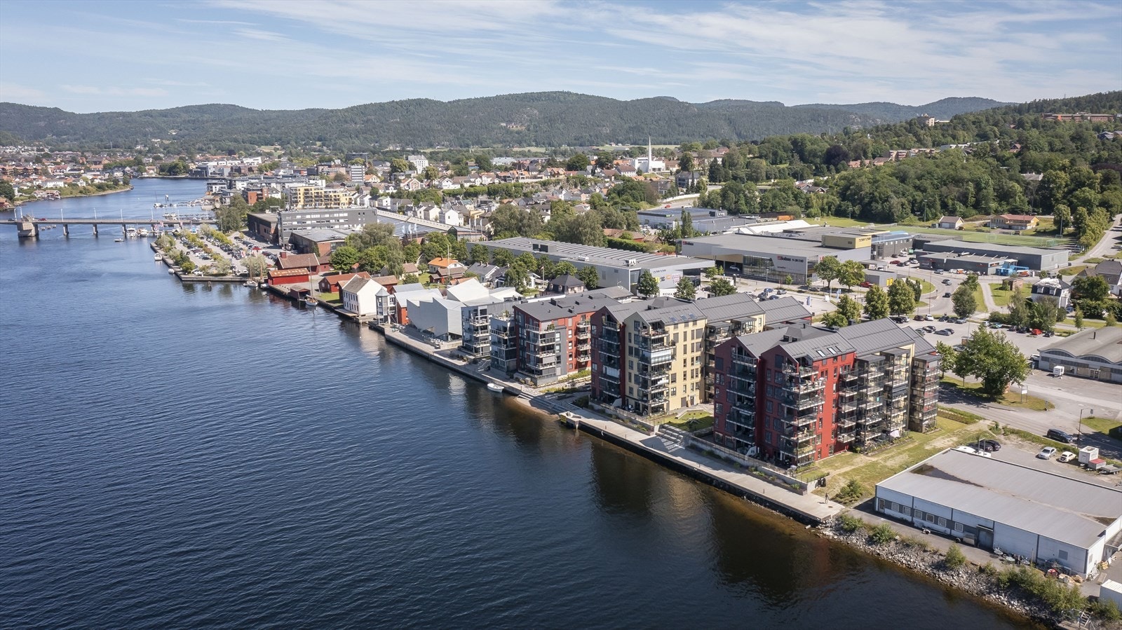 Nydelig beliggenhet langs elva, med sine mange, flotte speilbilder. Galleribilde
