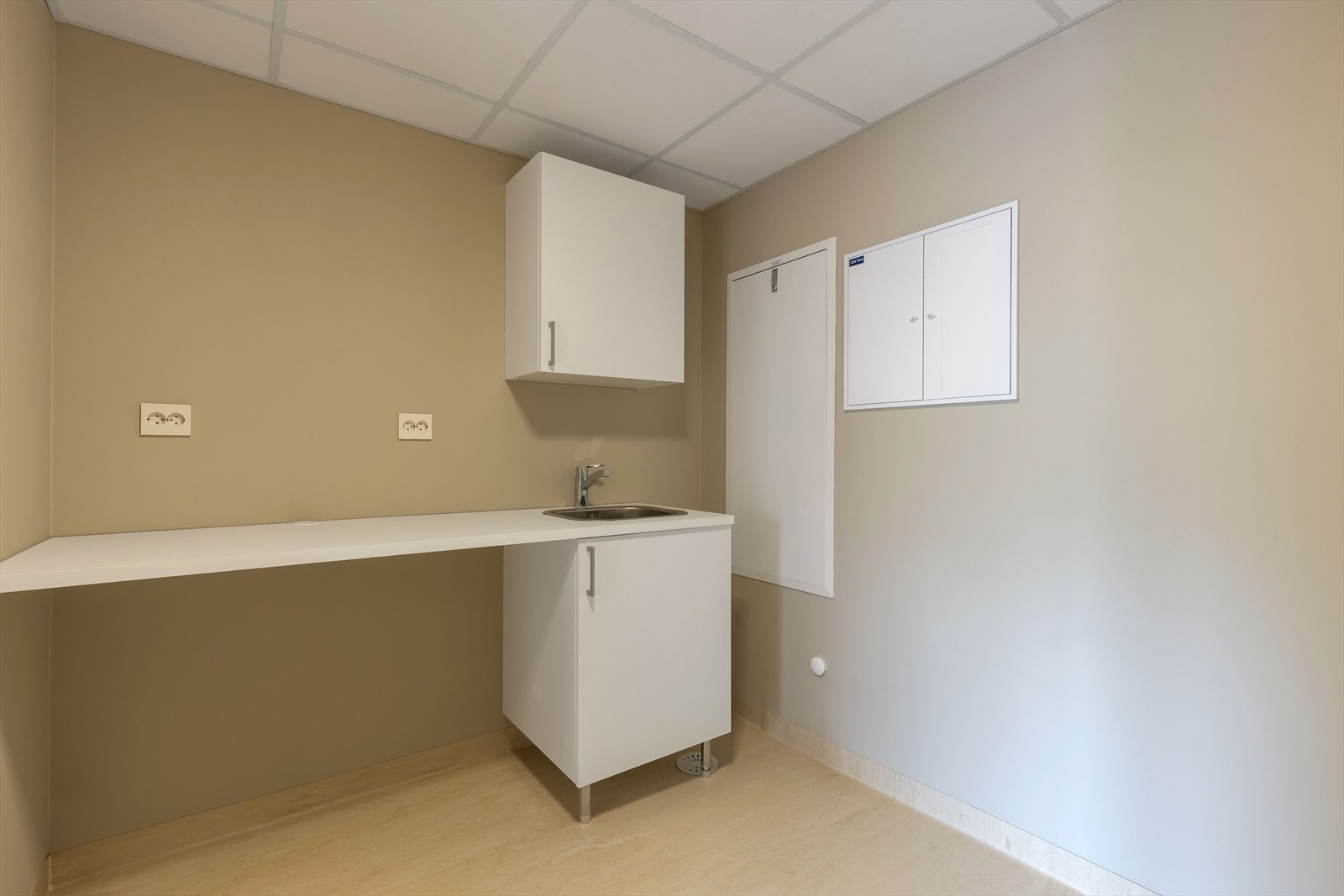 Praktisk bod/vaskerom/teknisk rom, med benkeplate, utslagsvask og skap. Galleribilde