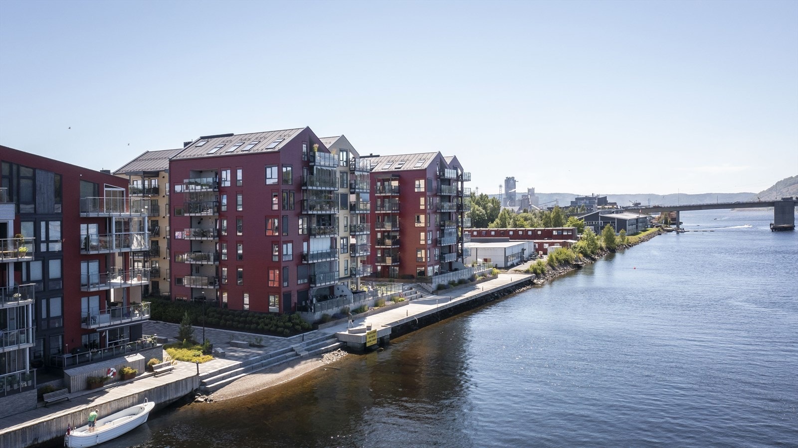 Leiligheten er en del av Frednes Brygge II Borettslag, som har heis og felles garasjeanlegg. Galleribilde