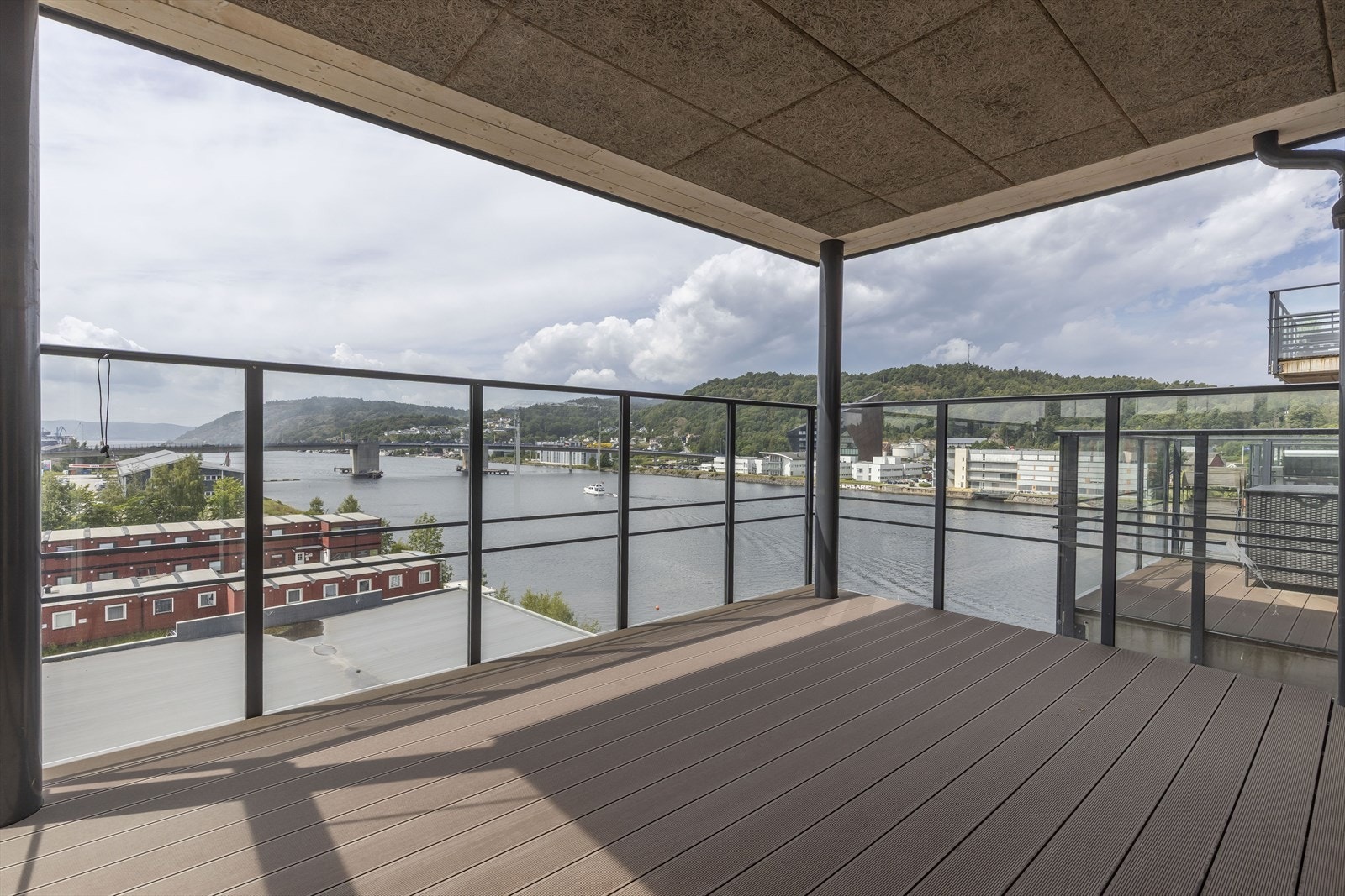 Fra balkongen har man en flott utsikt over elveløpet og broen. Galleribilde