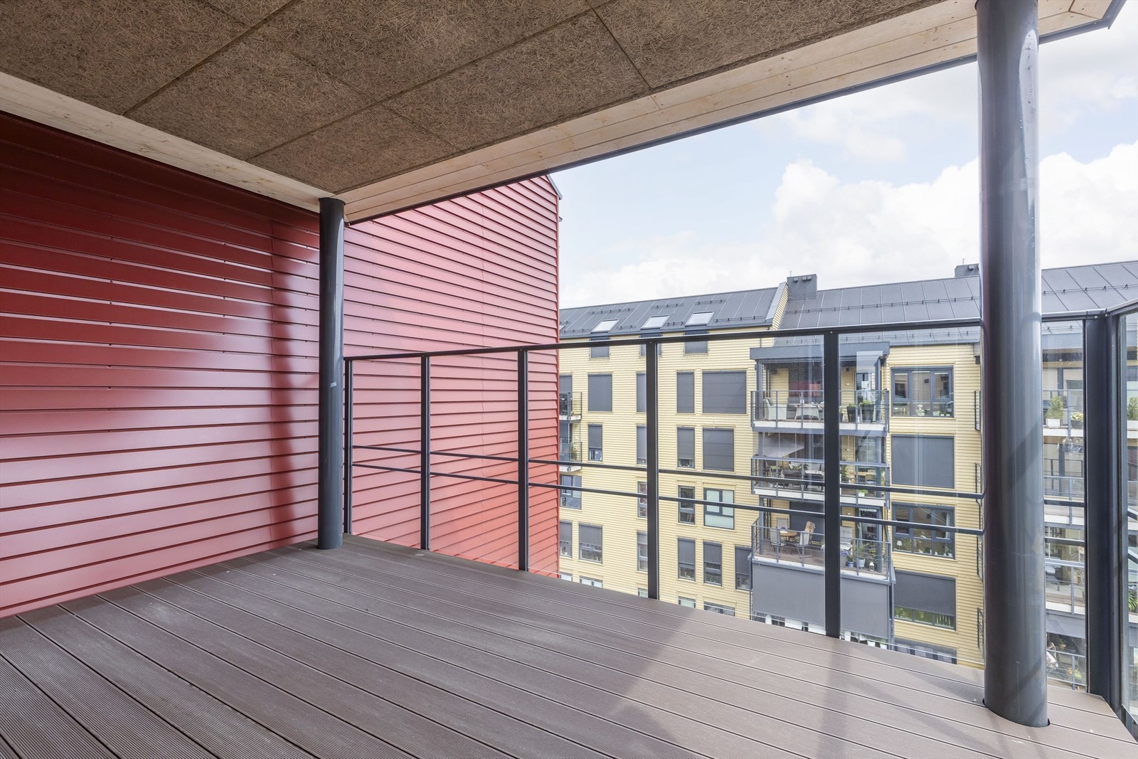 Den andre balkongen er også overbygd og gir en lun og privat uteplass med morgen og formiddagssol. Galleribilde