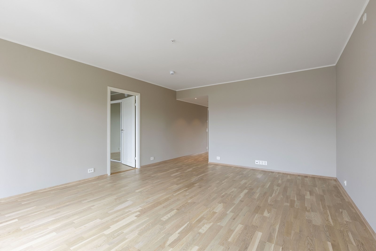 Fra stuen er det en åpen og oversiktlig passasje mot leilighetens øvrige rom. Galleribilde