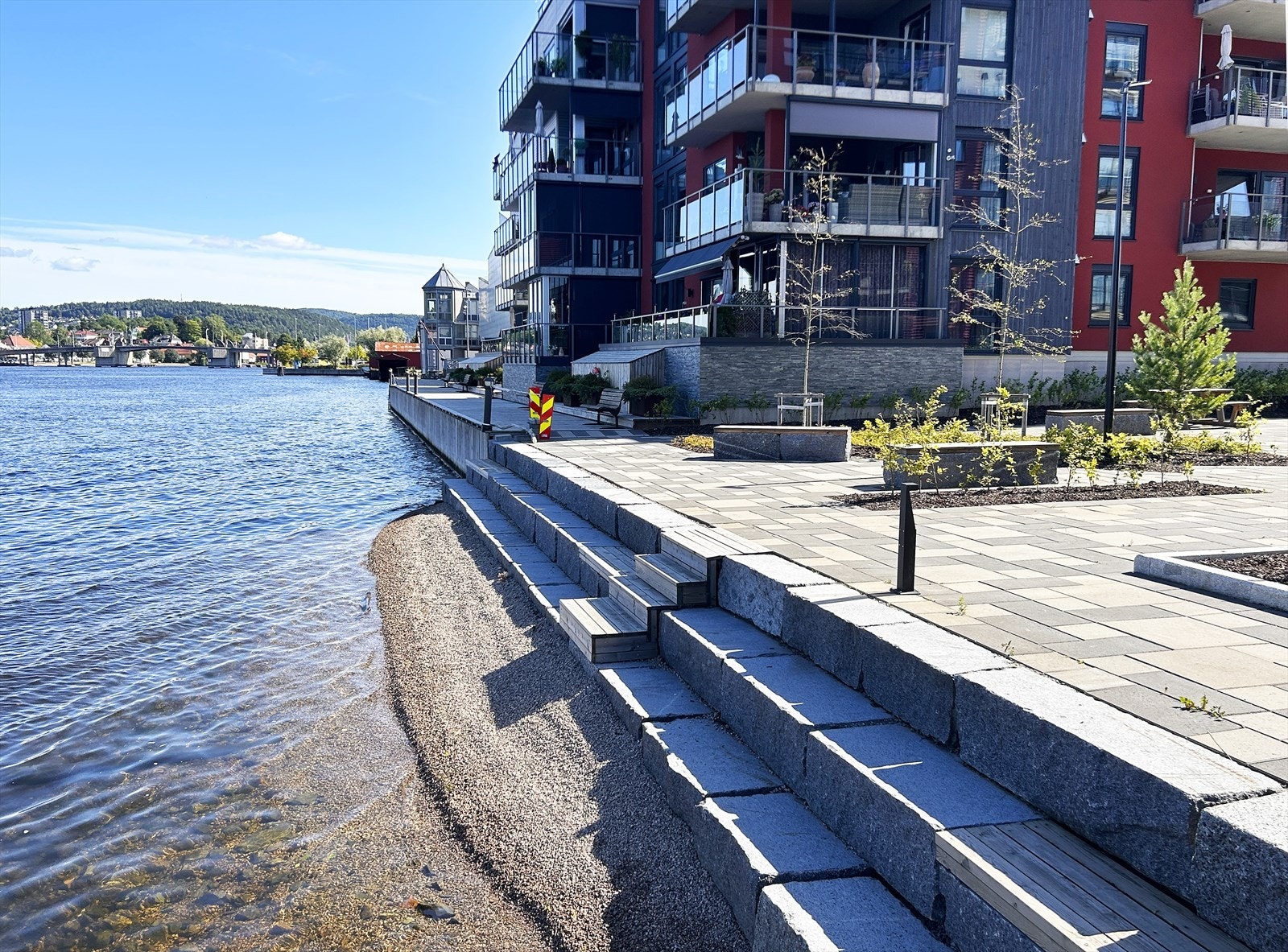 Borettslaget har pent opparbeidede uteområder med elvepromenade og bademuligheter rett utenfor døren. Galleribilde