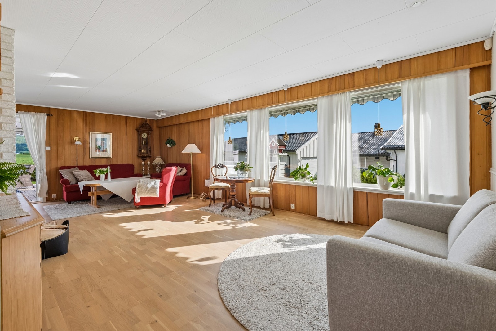Romslig stue med god plass til møbler. Stuen har store vindusflater som slipper inn godt med naturlig lysinnslipp. Galleribilde