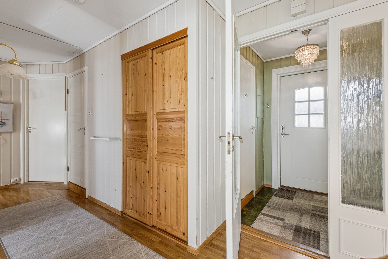 Gang med skyvedørsgarderobe. Galleribilde