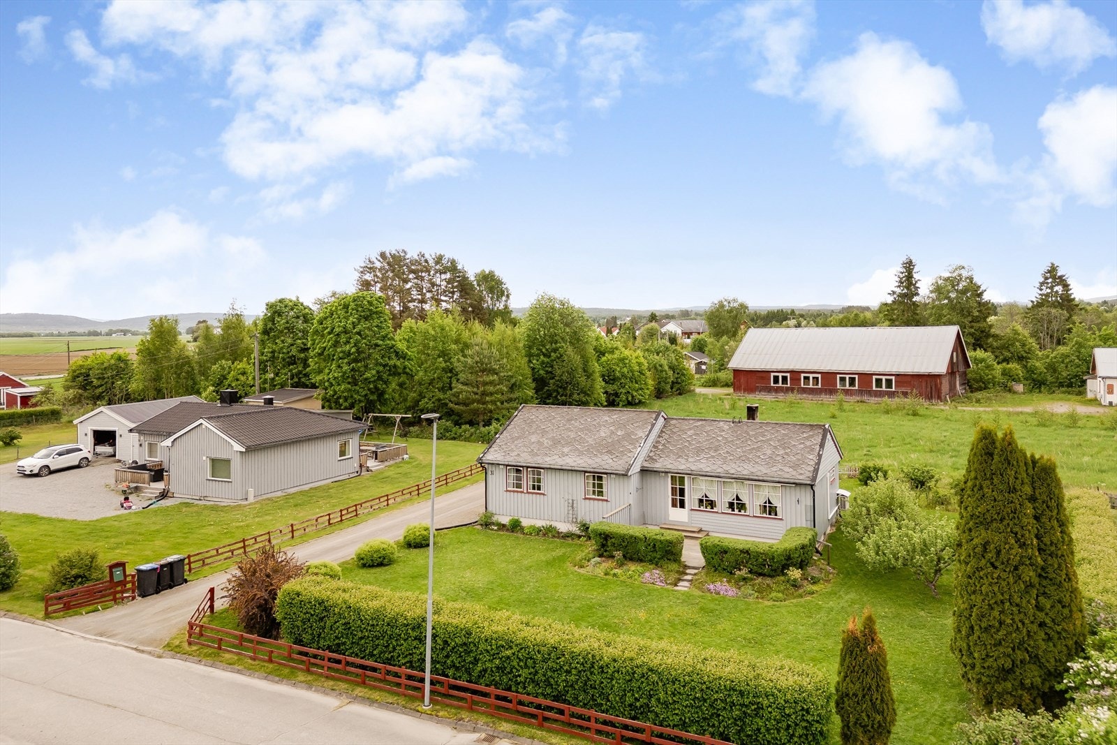 Her bor du på et mindre boligfelt på Namnå en svipptur fra Kirkenær sentrum. Barnevennlig og rolig område hvor det er fint for både store og små. Galleribilde