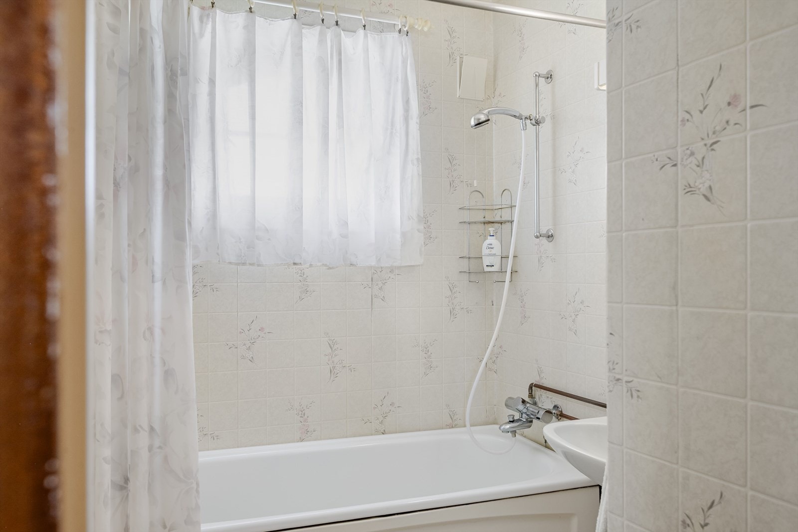 Badet har tapet på veggene og belegg på gulvet. Galleribilde