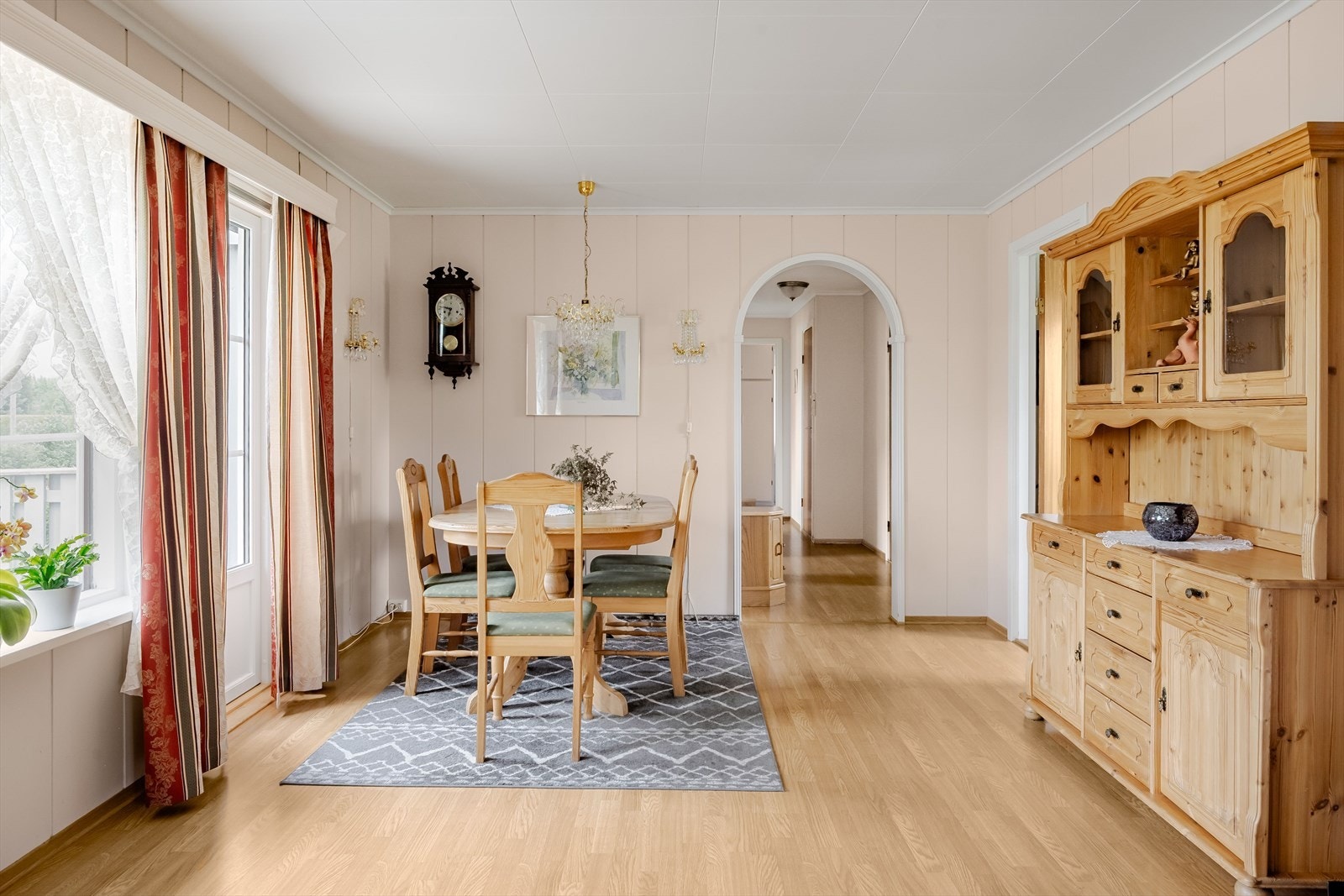 Fra stuen tar du deg ut til den vestvendte terrassen. Galleribilde