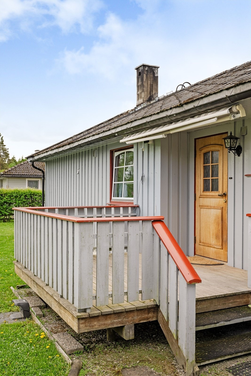 Ved inngangspartiet er det terrasse hvor du kan nyte morgensola og sitte skjermet. Galleribilde