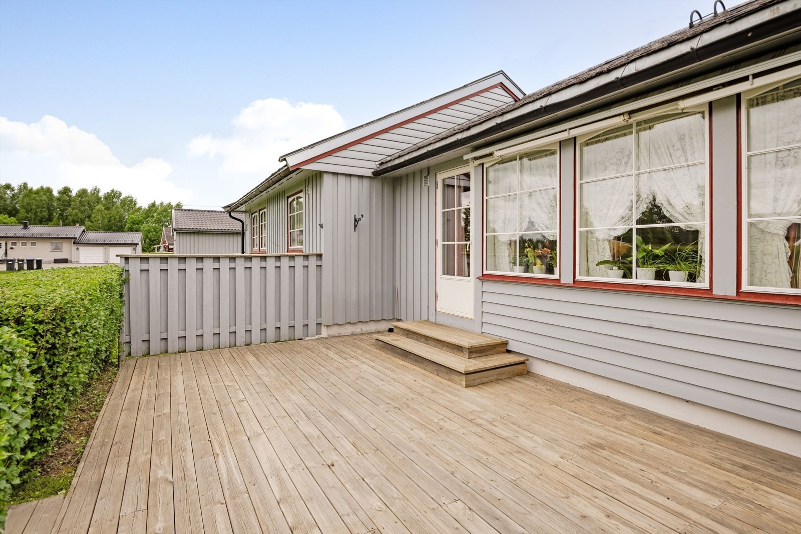 En solrik og fin uteplass med plass til sittegruppe og grill. Her kan fine dager og kvelder nytes. Galleribilde