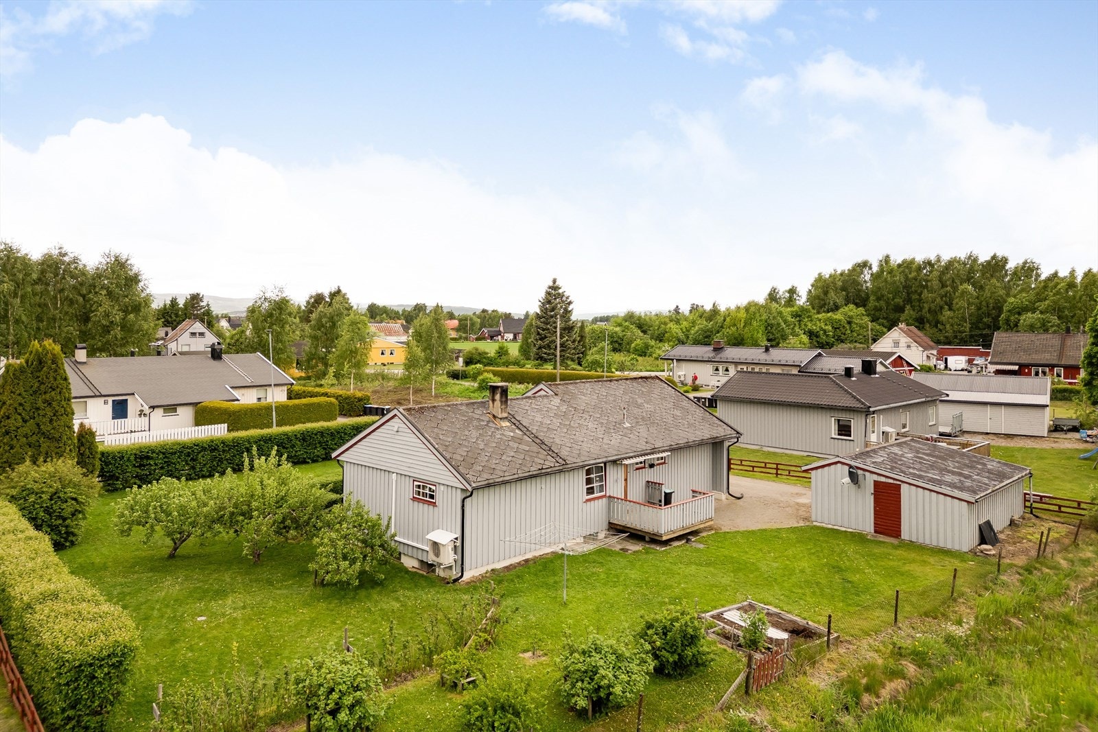 Det er gangavstand til bussholdeplass fra huset som tar deg både nordover i retning Elverum og sørover i retning Kongsvinger. I tillegg er det nærhet til fine turområder. Galleribilde