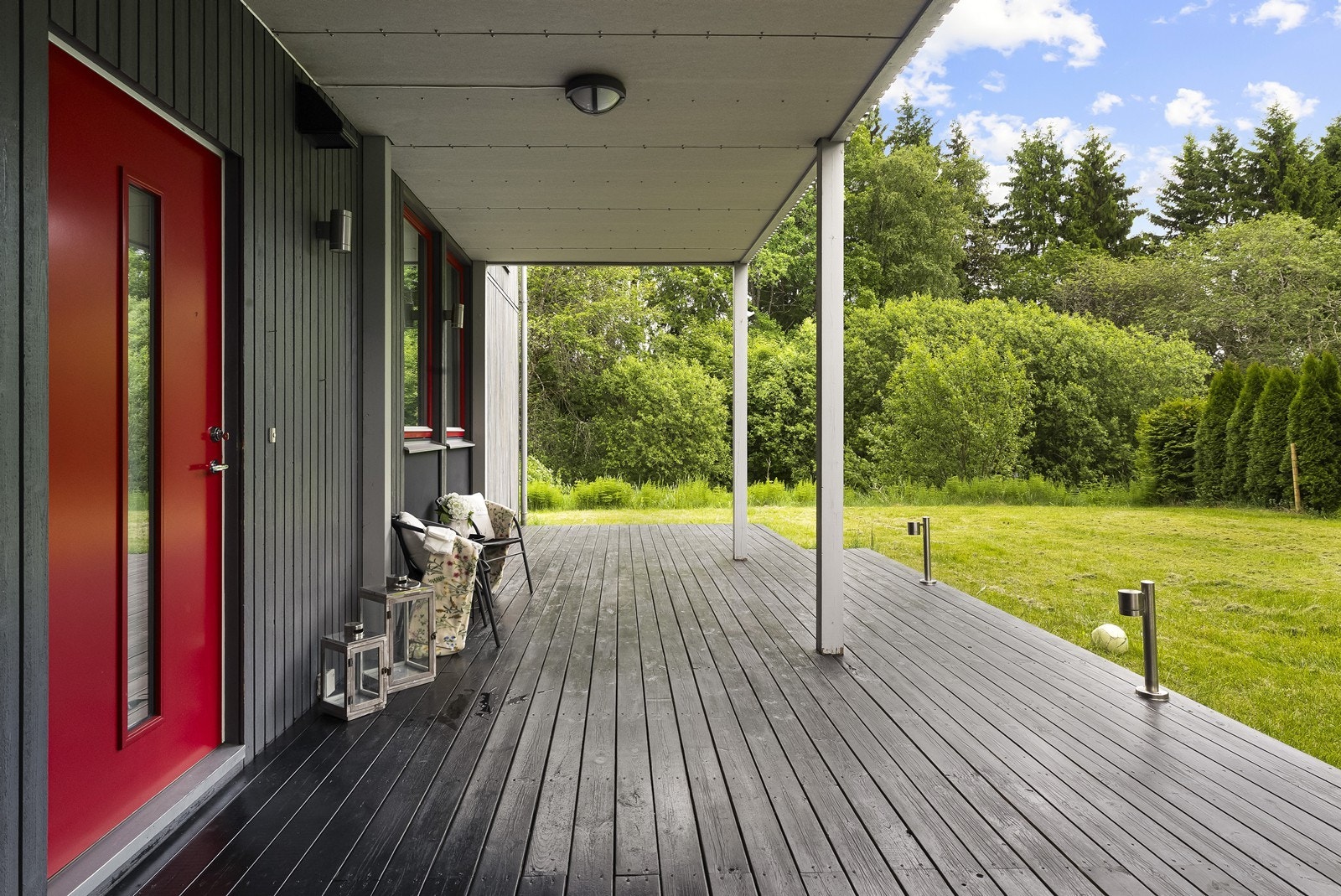 Terrassen har god plass til en sittegruppe og direkte utgang til felles grøntareal. Galleribilde