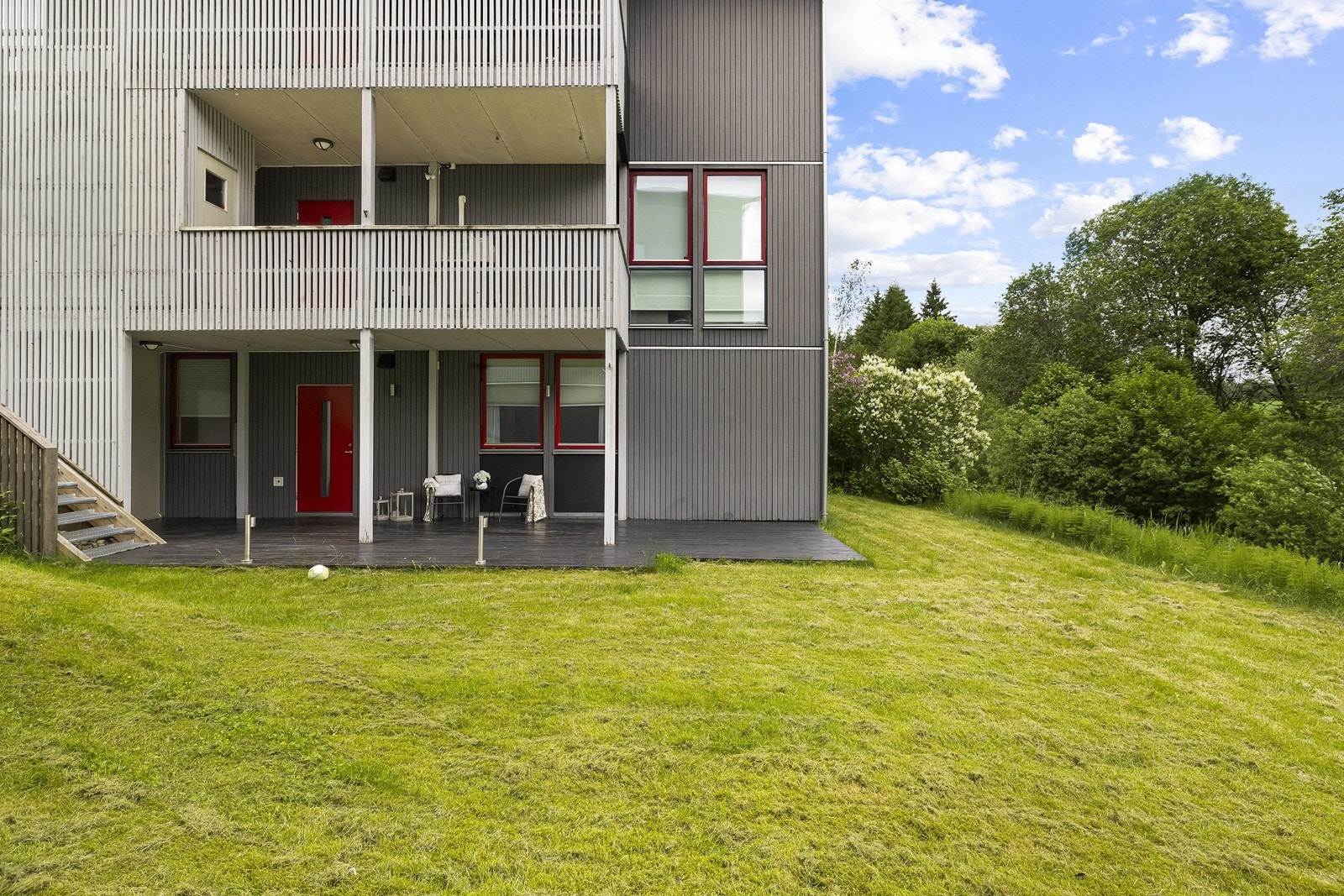 Utenfor døren har man tilgang til store, felles grøntområder. Galleribilde