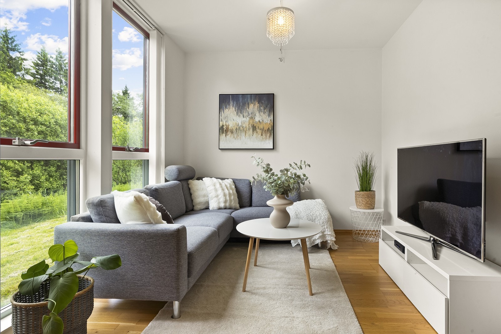 Stuen har eikeparkett på gulv og god plass til sofagruppe. Galleribilde
