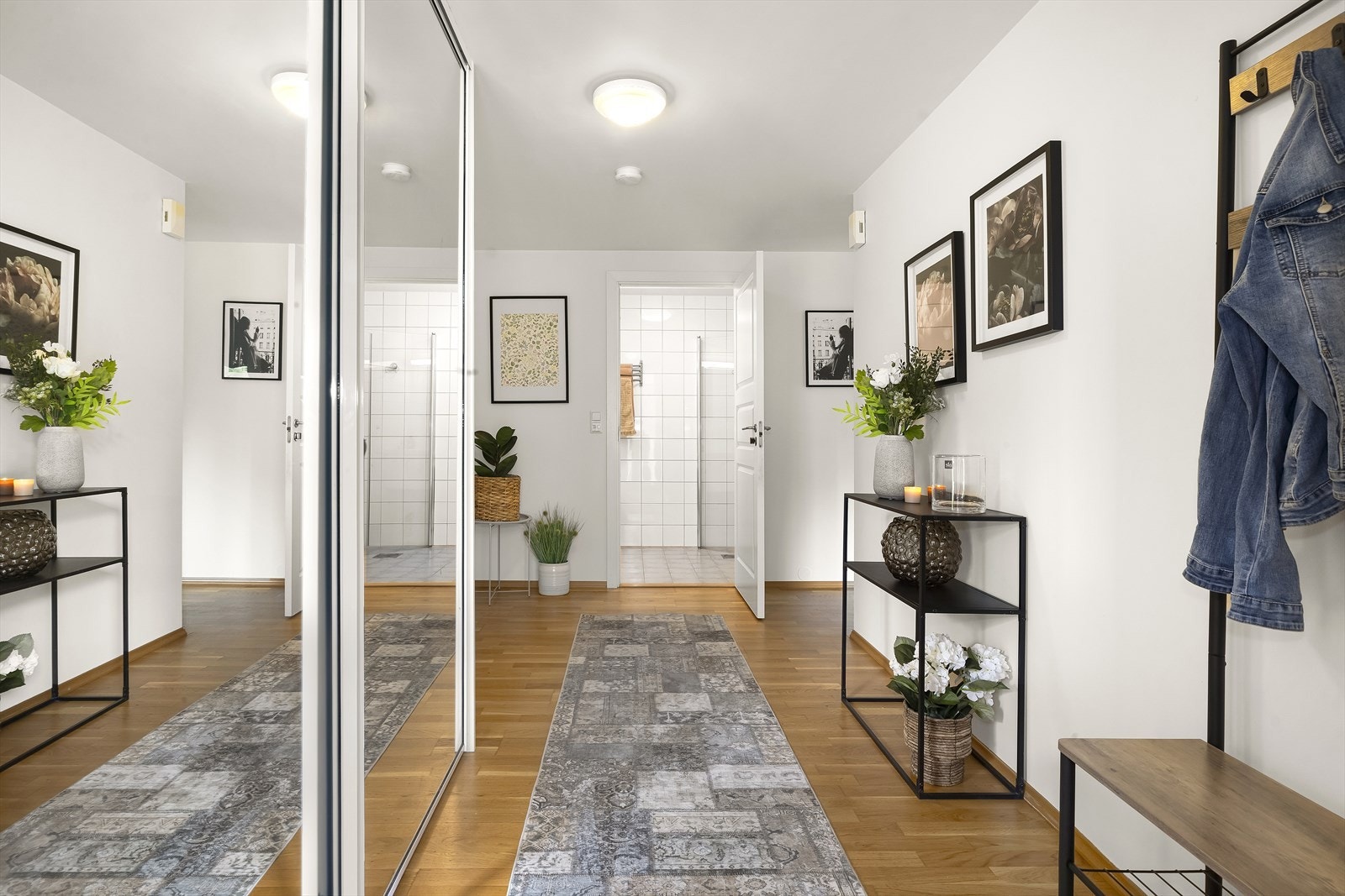 Romslig entré med skyvedørsgarderobe med speilfronter. Galleribilde
