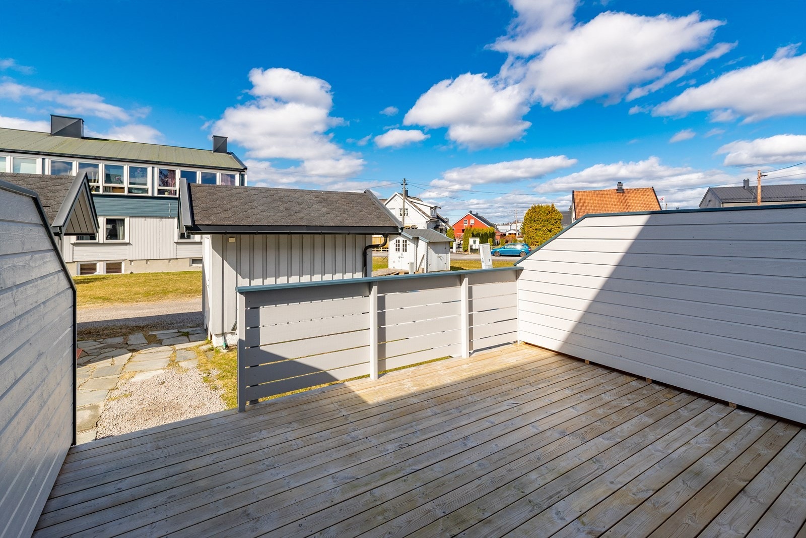 Terrassen gir mulighet for utendørs opphold og ligger i tilknytning til boligen. Galleribilde