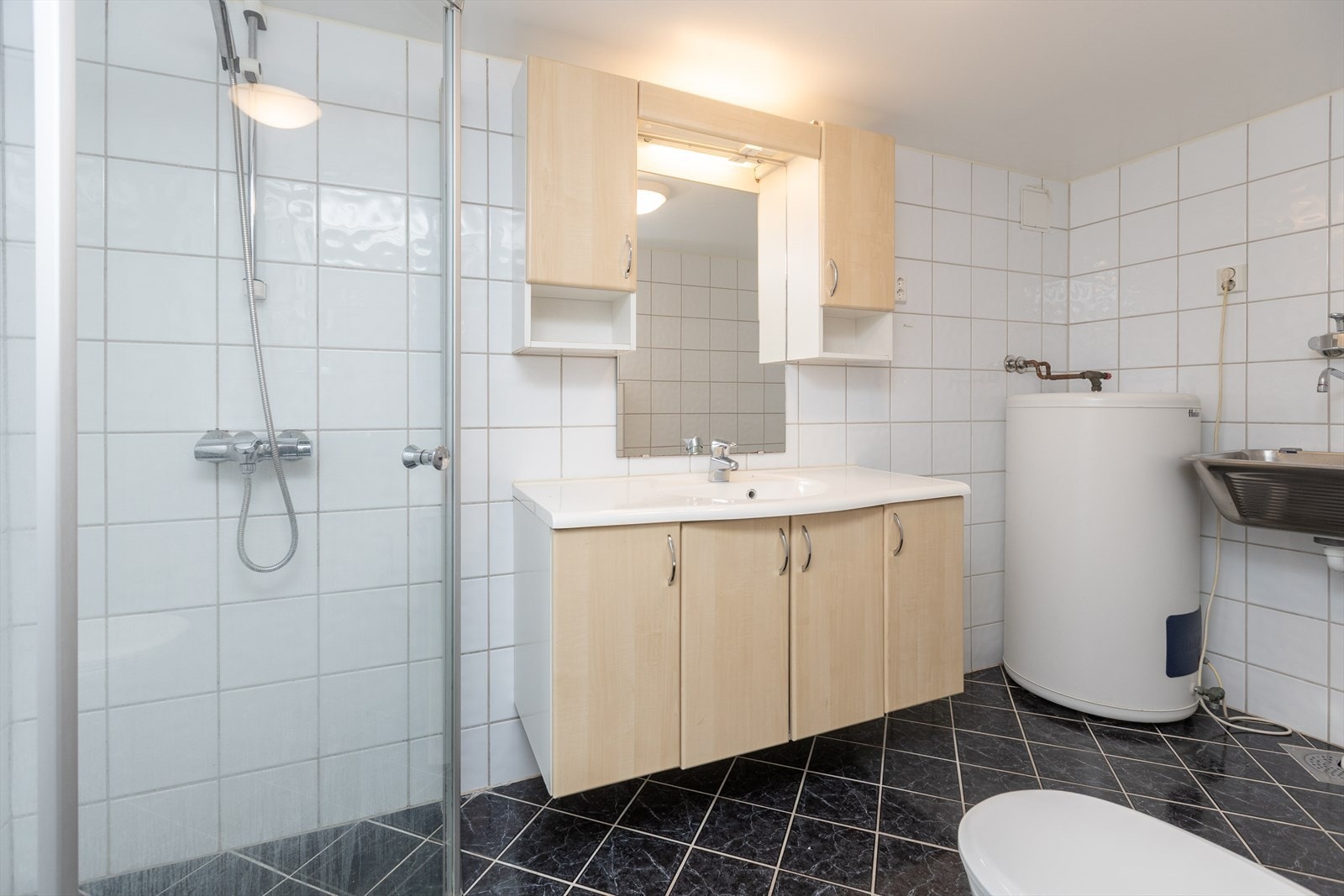 Gulvet har keramiske fliser med elektrisk varmekabel for komfort og oppvarming. Galleribilde
