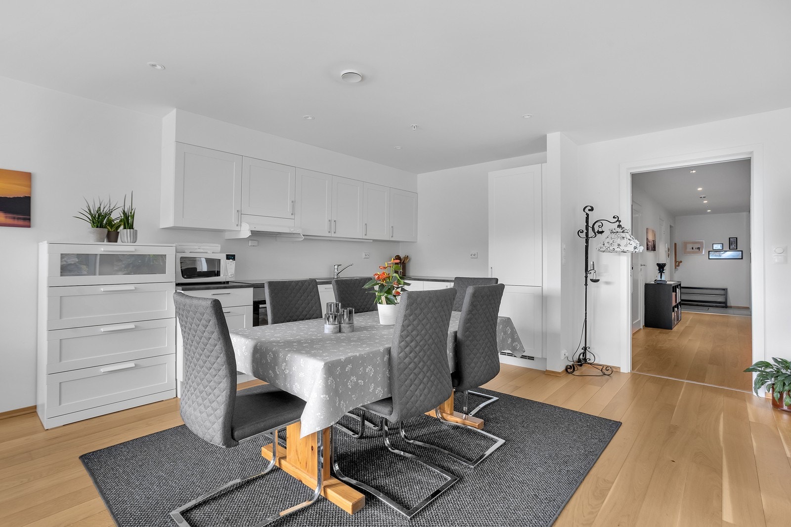 På kjøkken er det god plass til spisebord for hele familien. Galleribilde