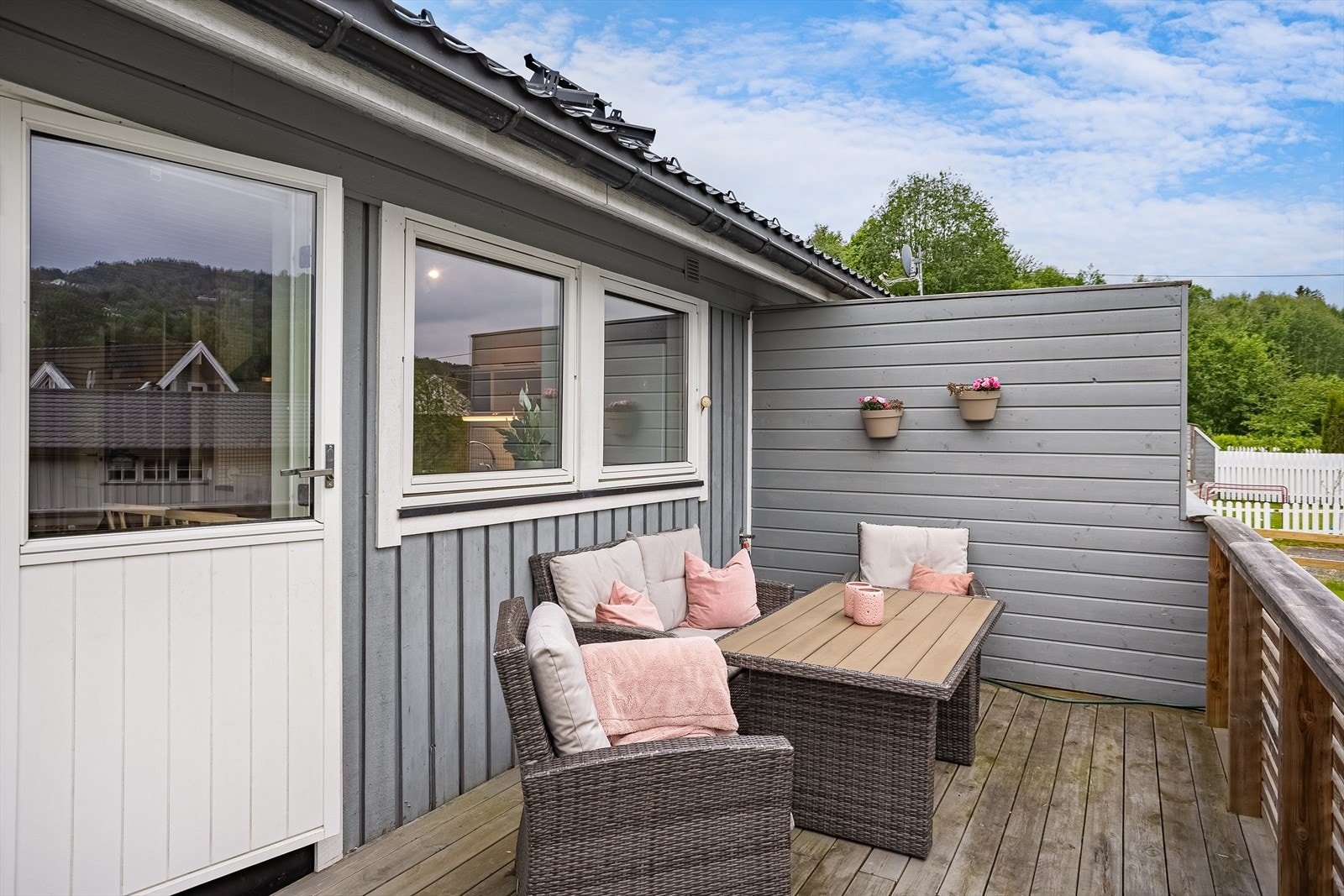 Verandaen utenfor stuen er på 15 m² og gir god plass til en sittegruppe. Galleribilde