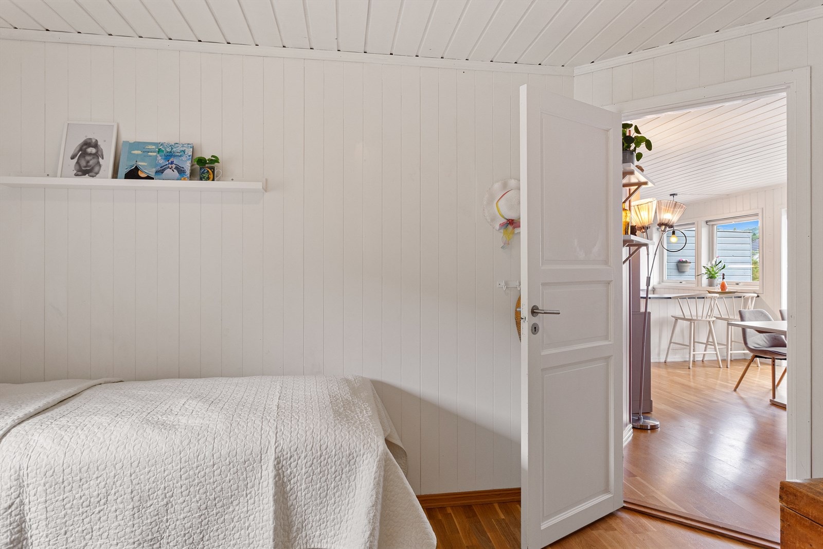 Dette soverommet har adkomst fra stuen, mens det andre har adkomst fra gangen. Galleribilde